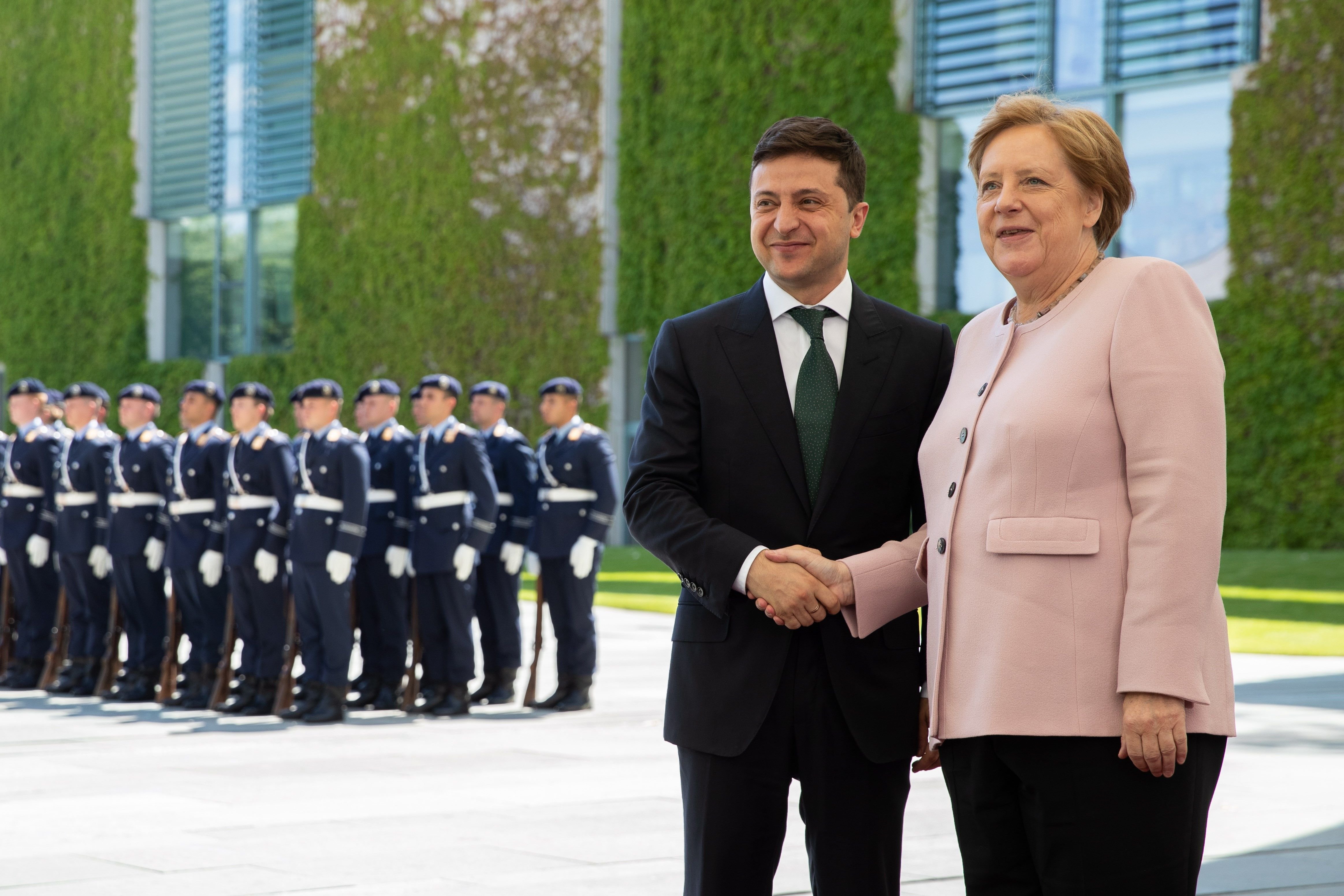 VÍDEO: Els estranys tremolors de Merkel a la recepció al president ucraïnès