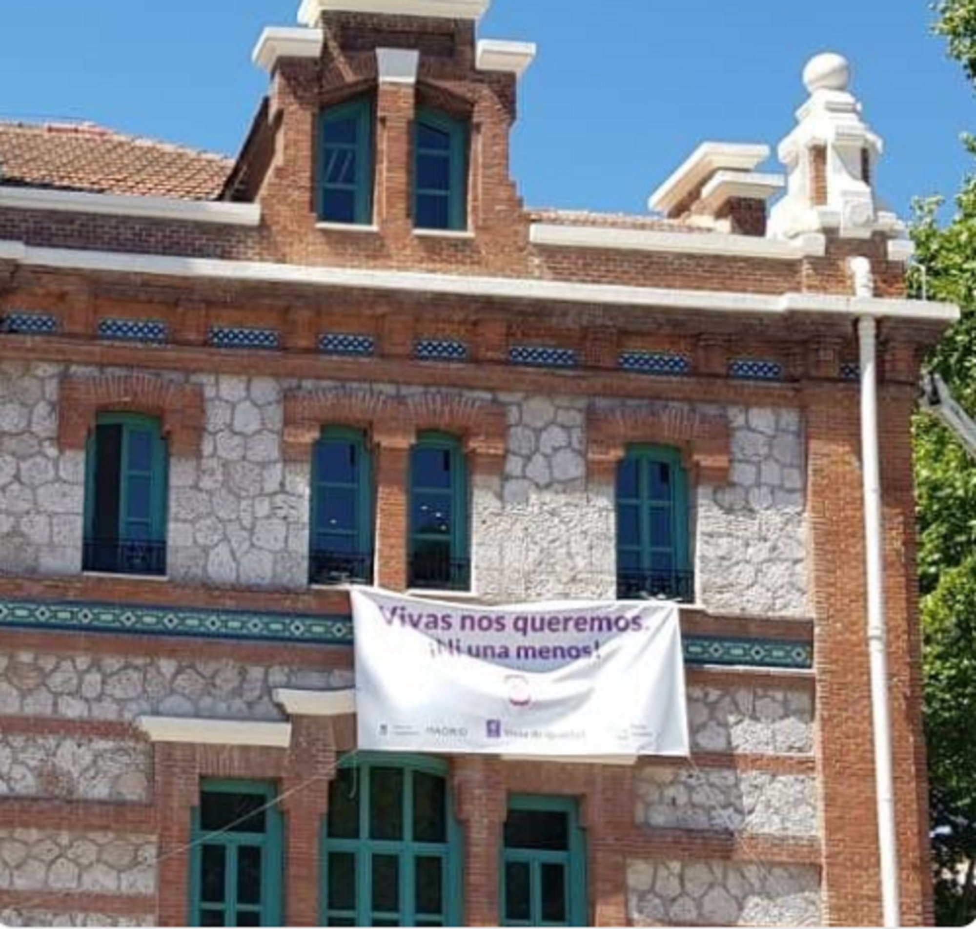 El PP retira pancartas por los refugiados y contra la violencia machista en Madrid