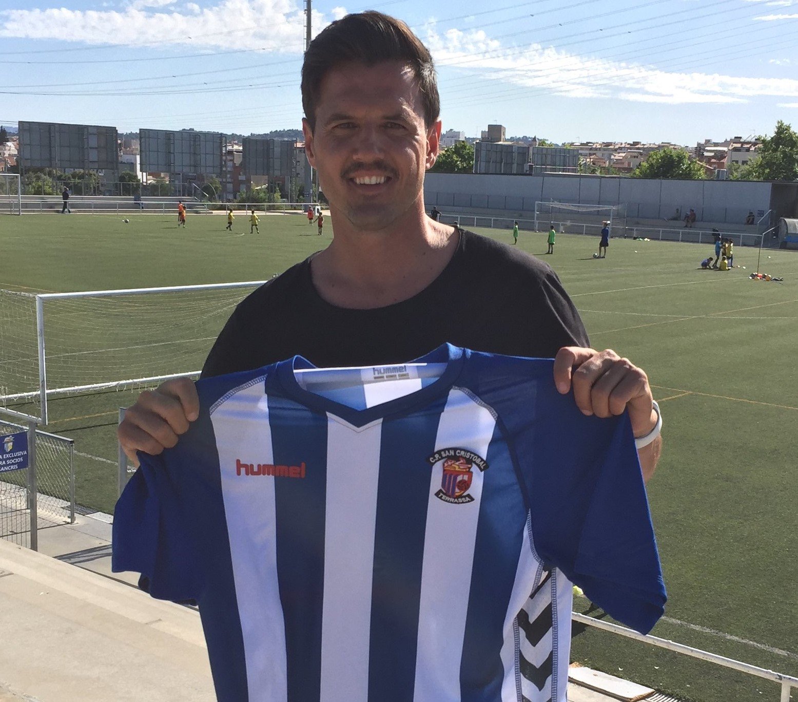 El CP San Cristóbal fitxa experiència amb l'arribada del defensa terrassenc Óscar Sierra