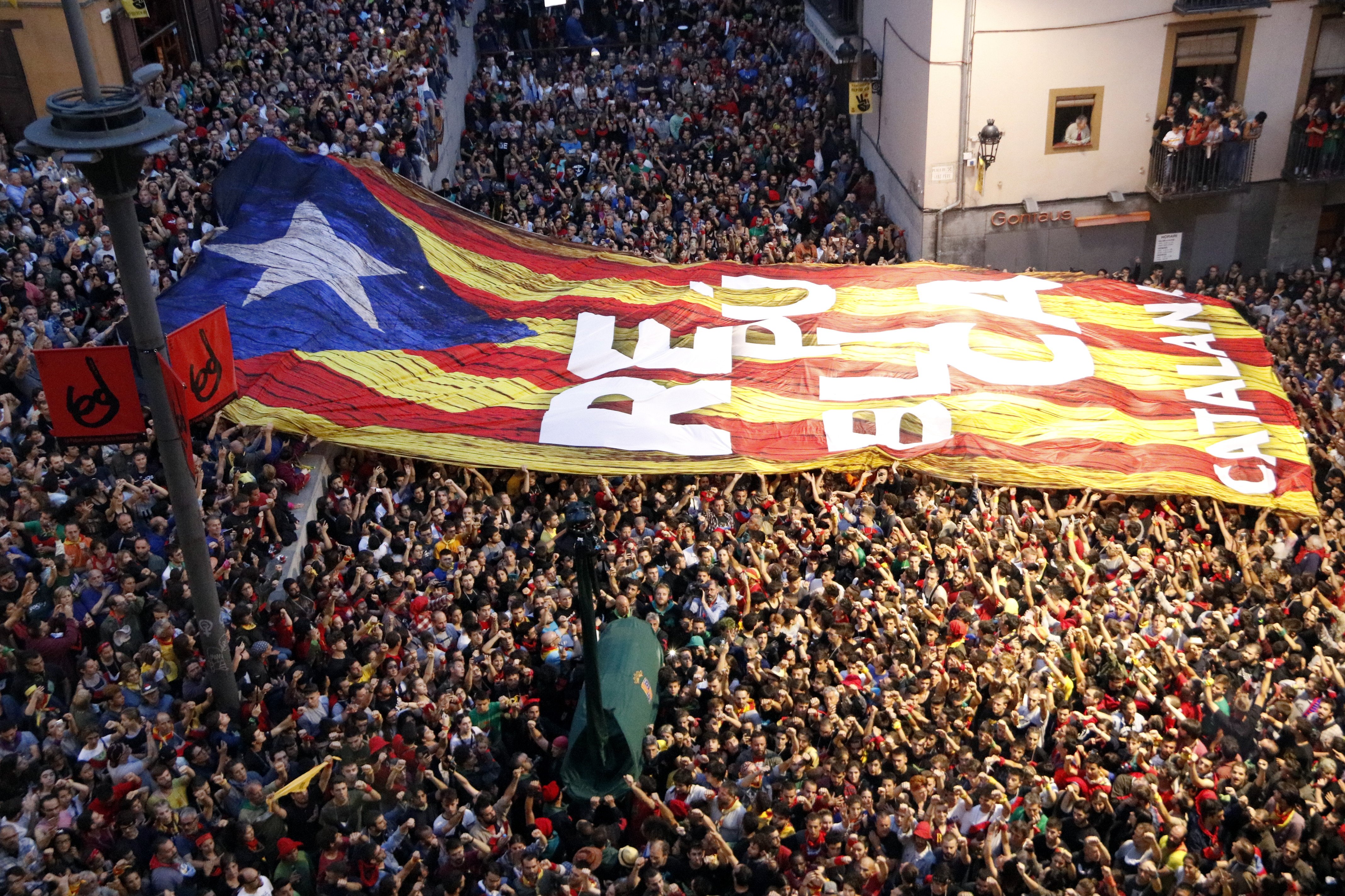 Una estelada gegant i 'Els segadors', els protagonistes de la Patum de Berga