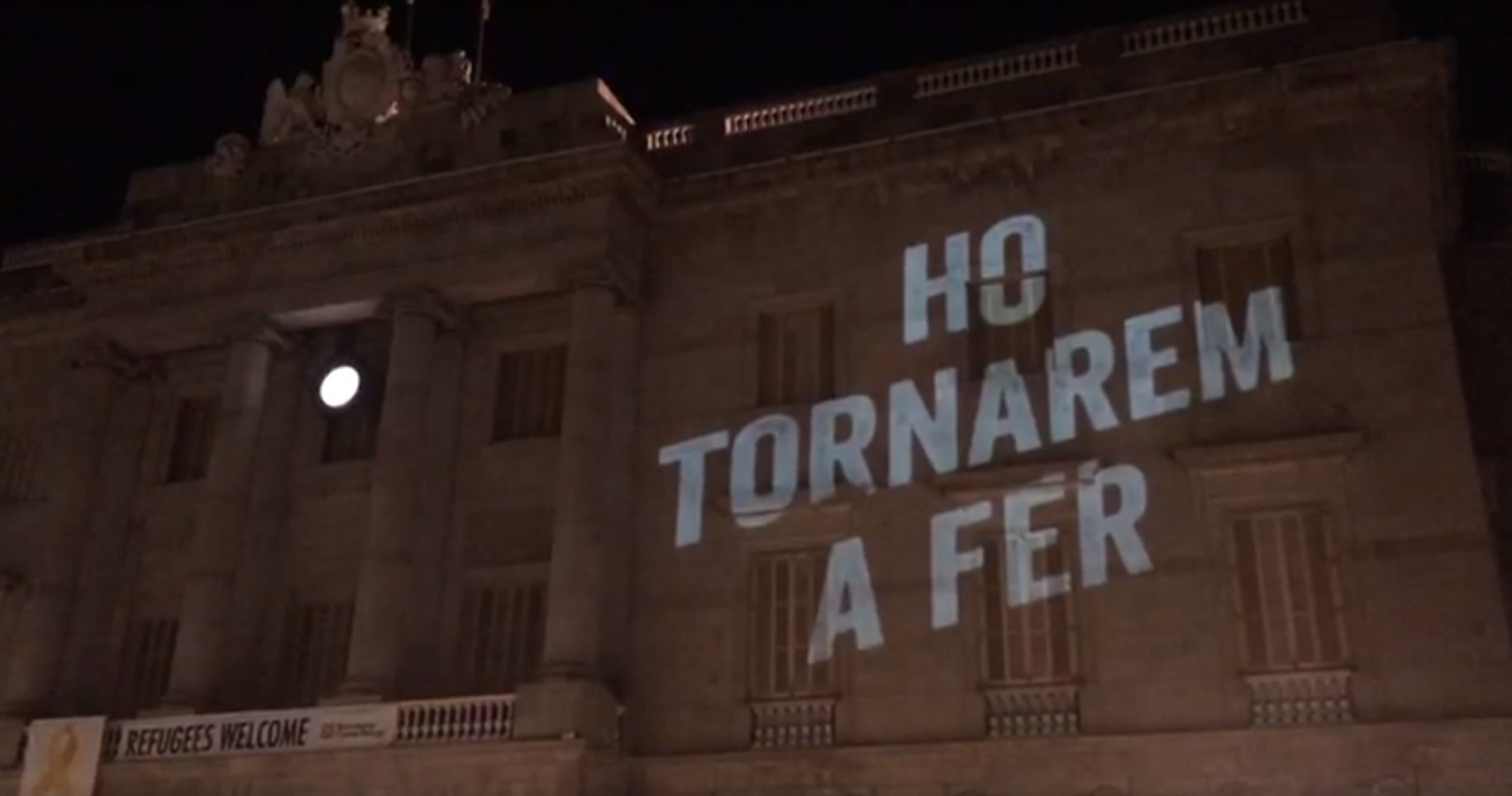 Òmnium proyecta un mensaje para los presos en la fachada del Ayuntamiento de Barcelona