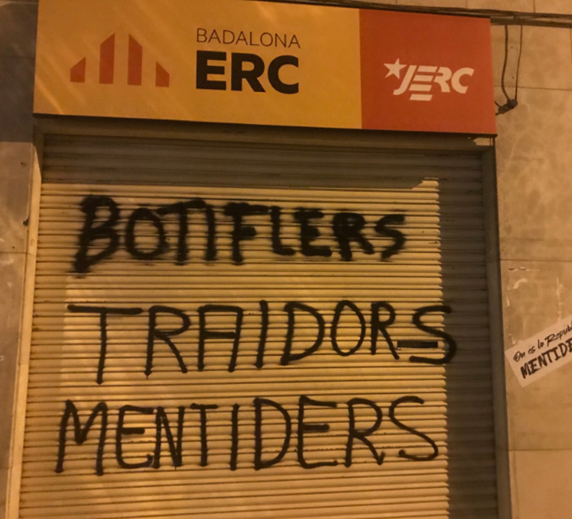 Els CDR pinten la seu d'ERC a Badalona