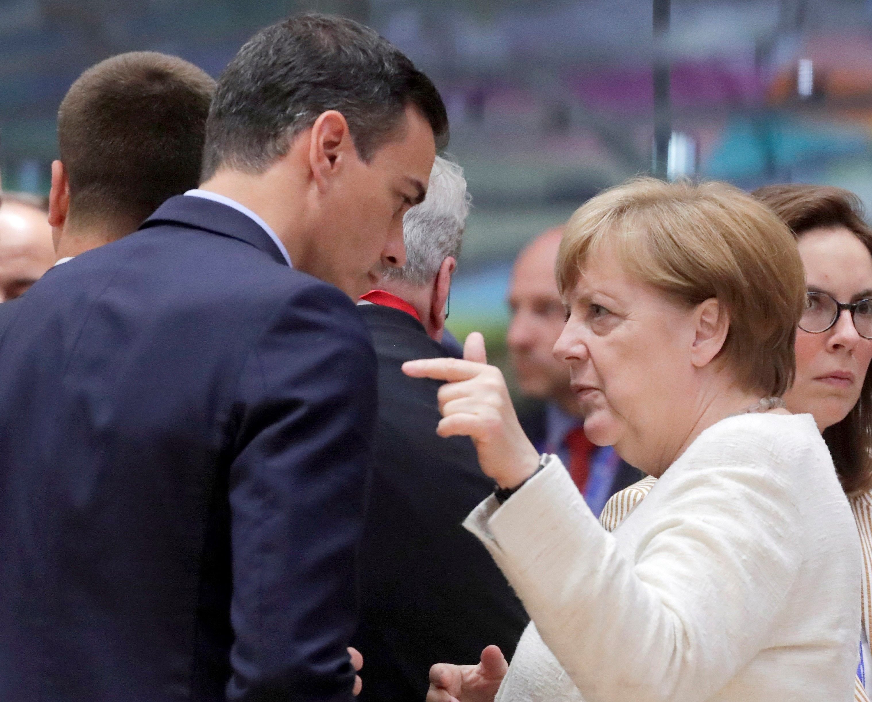Merkel deja en evidencia a Sánchez: aprueba 89 medidas contra la ultraderecha