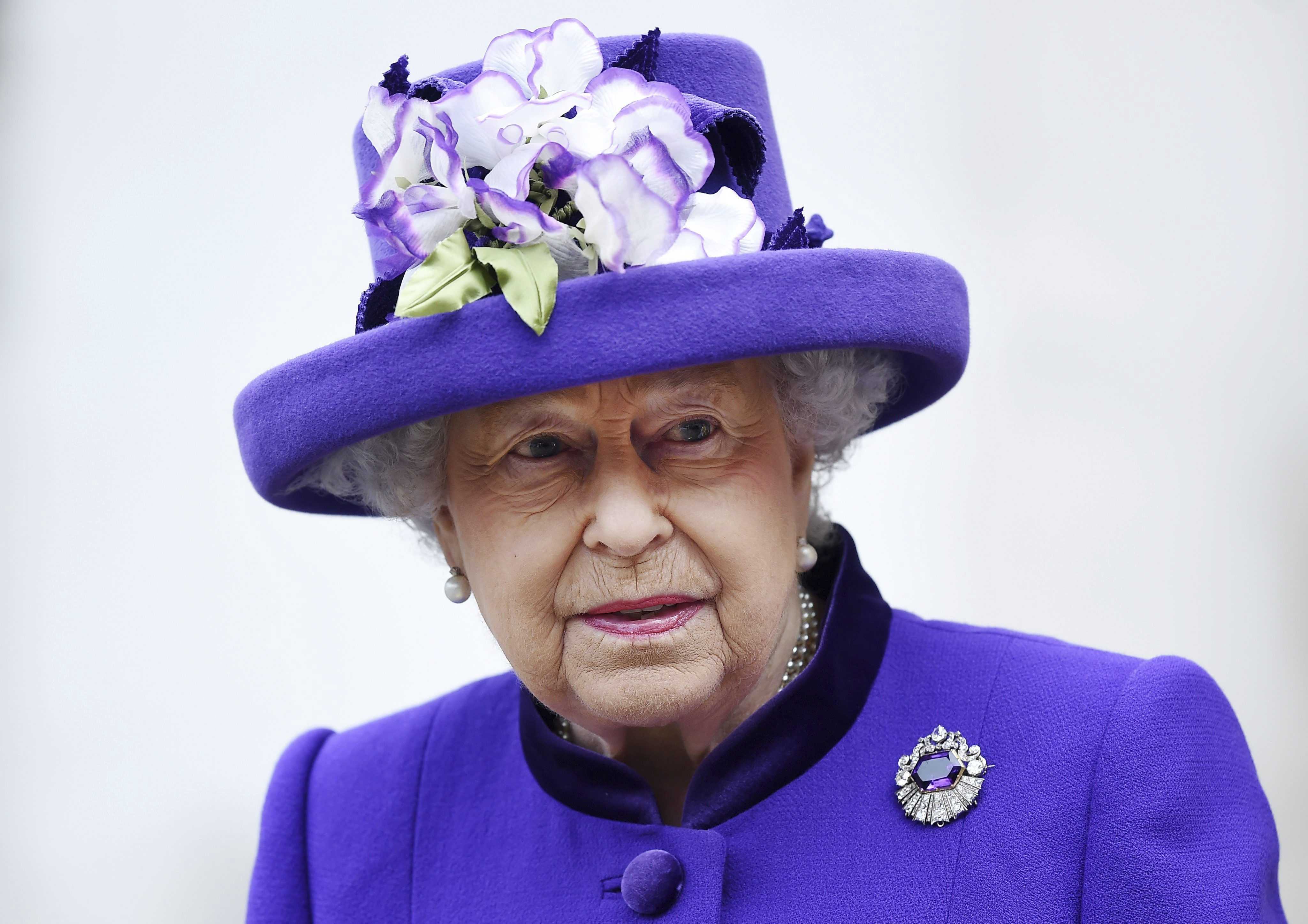 La reina Isabel II vuelve a la vida pública tras semanas de reposo