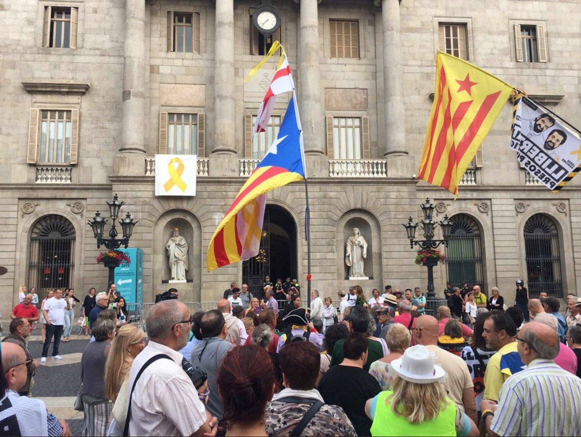 'L'estaca' contra Ada Colau (por haber aceptado los votos de Valls)