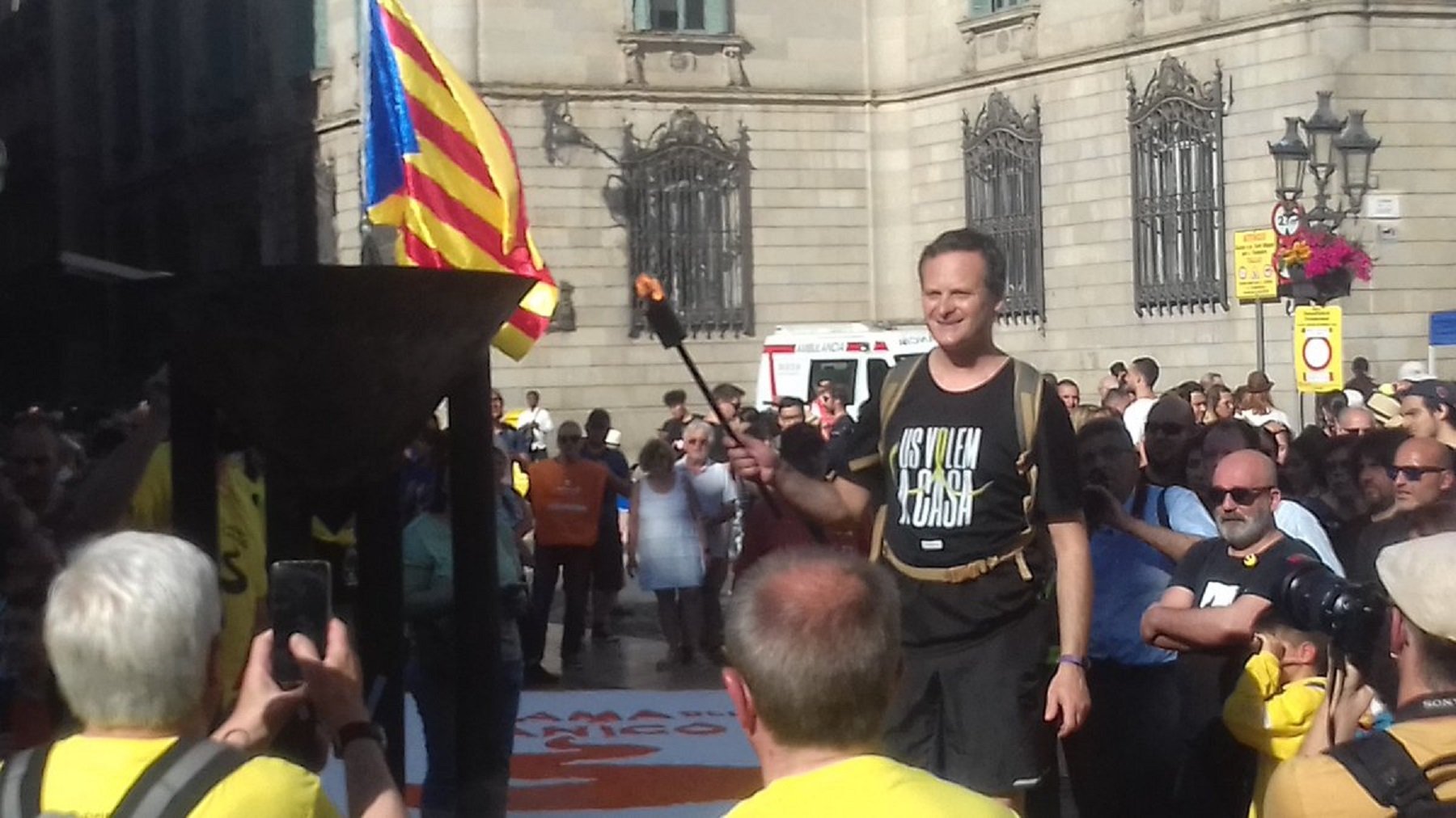 Crits de 'llibertat' a l'arribada de la Flama del Canigó a la plaça Sant Jaume