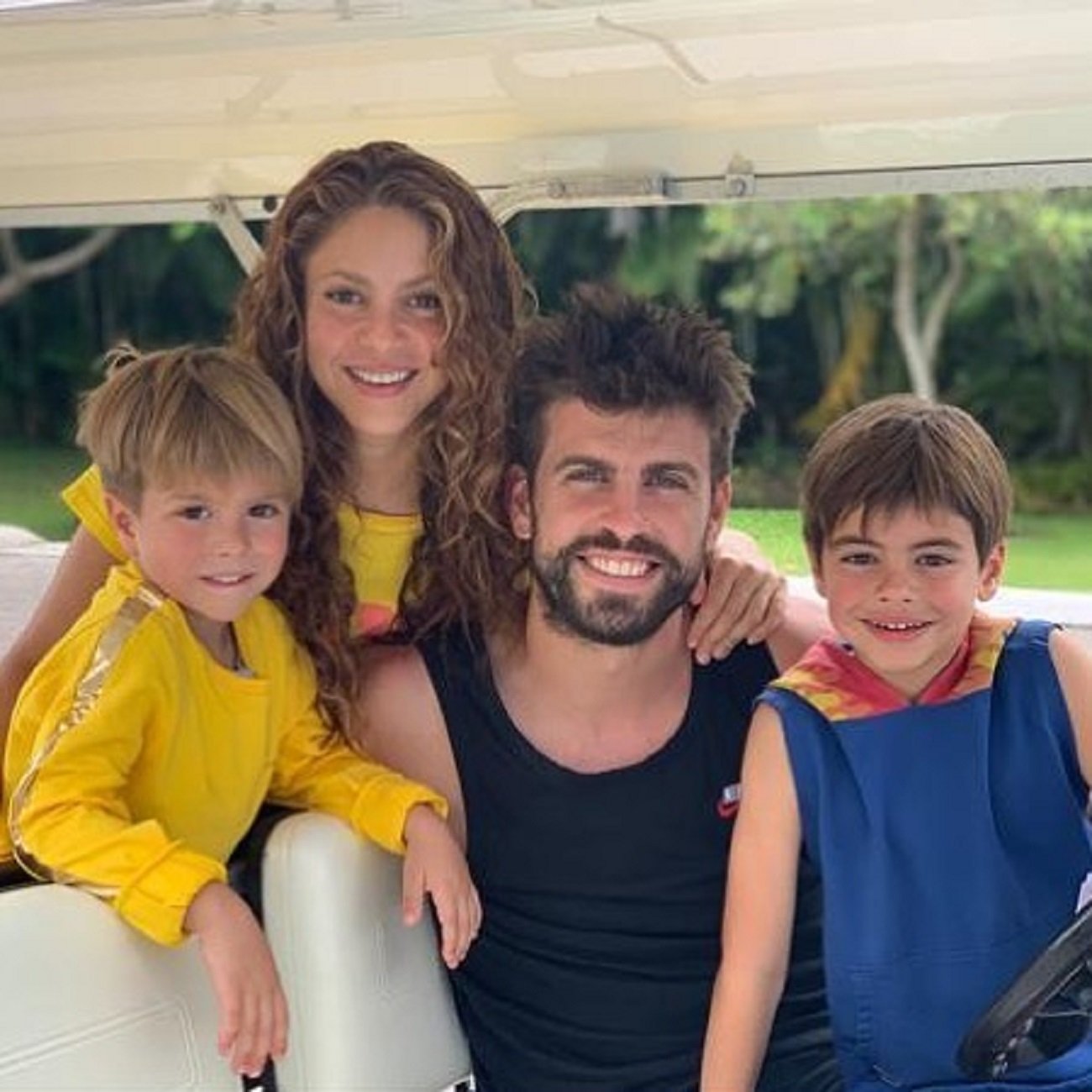 Piqué, Shakira i els fills, de vacances entre taurons