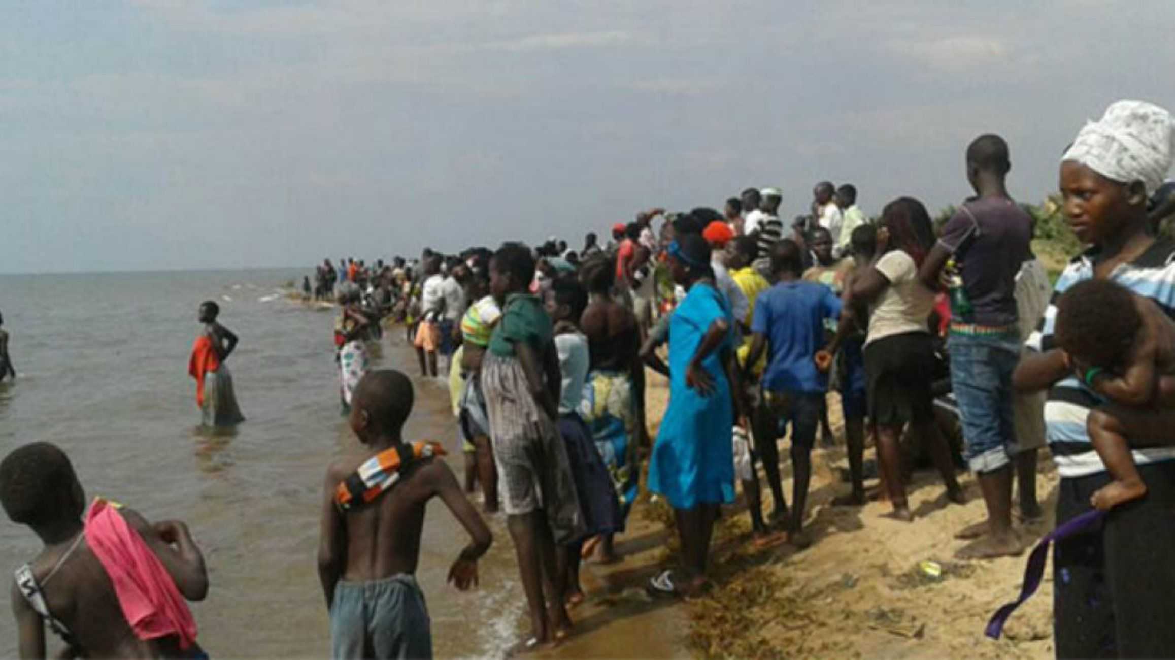 Ofegat mig equip de futbol en bolcar una barca en un llac d'Uganda