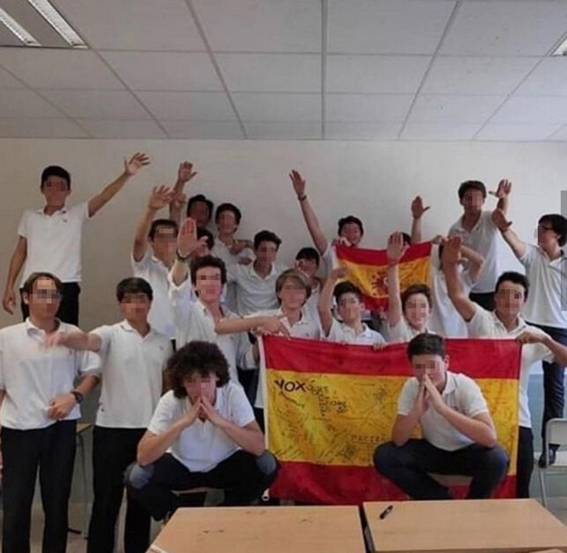 Alumnes d'una escola de Palma es fotografien fent la salutació feixista