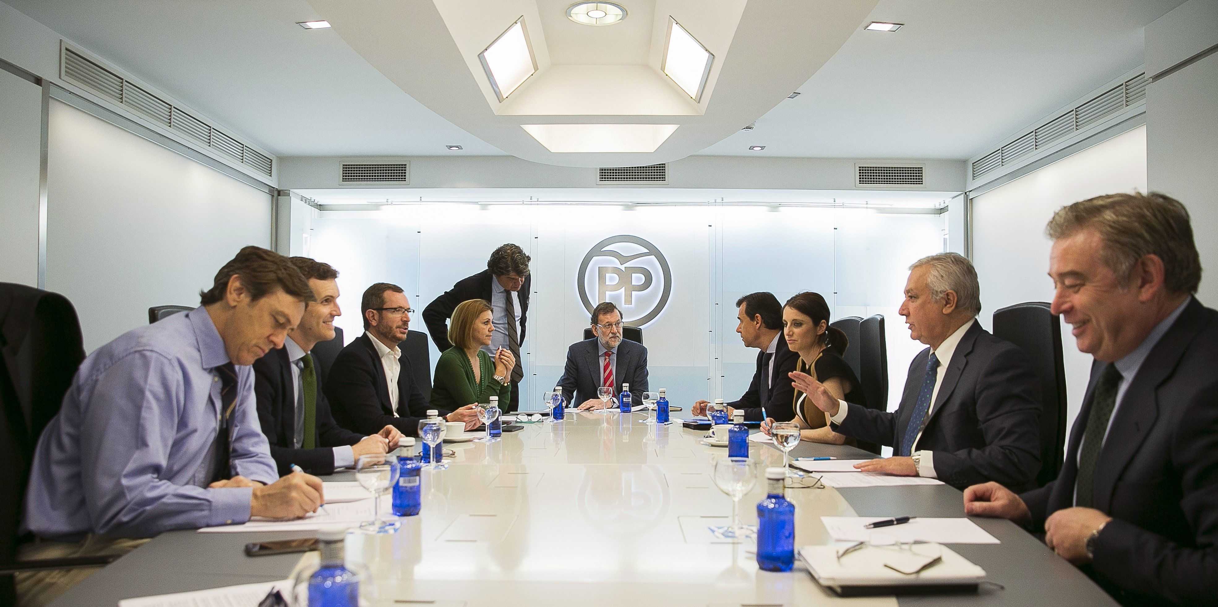 El PP retrasa la llamada de Rajoy a Sánchez para debilitar el PSOE