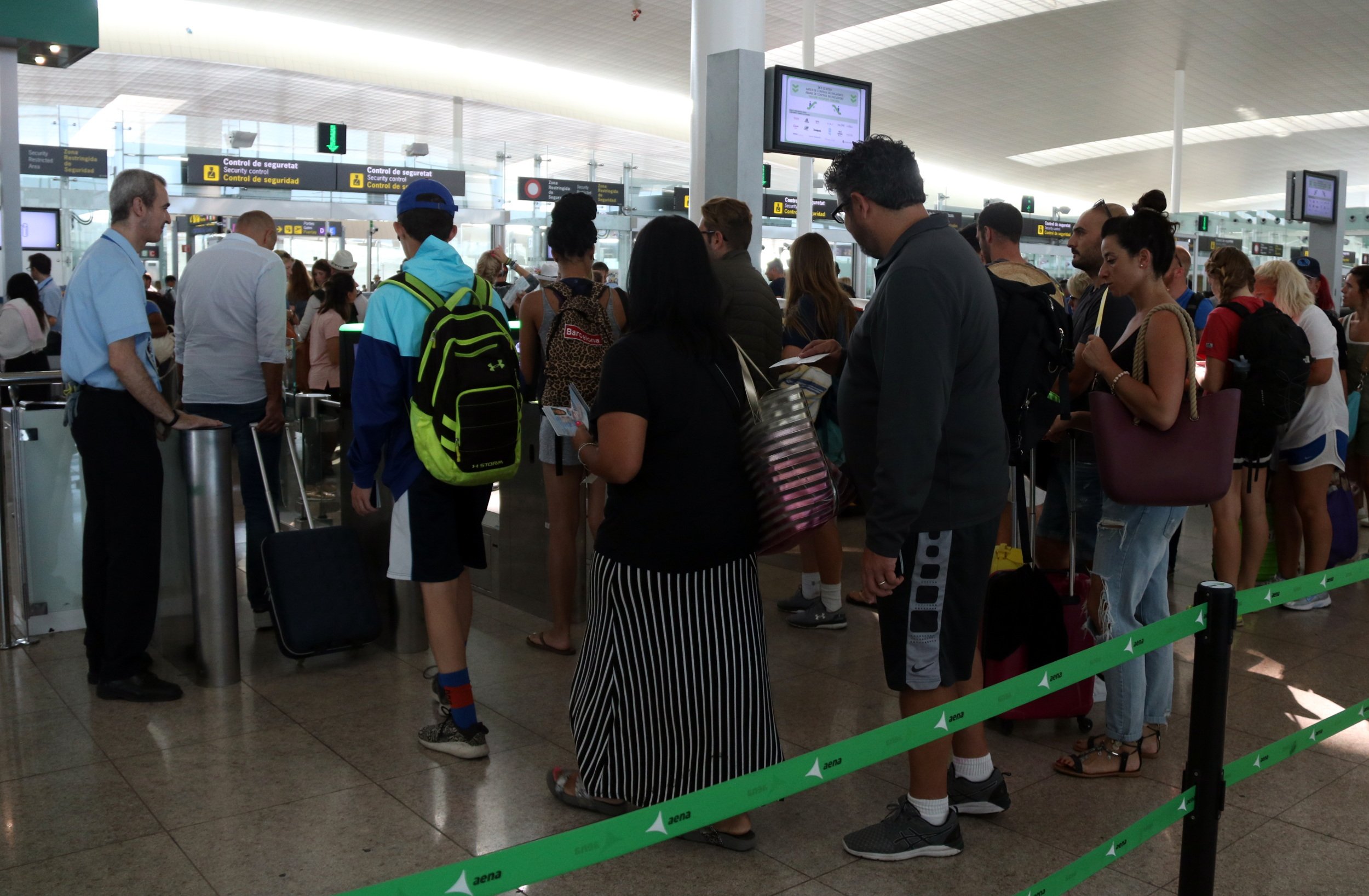 Los vigilantes de seguridad del Prat convocan huelgas parciales en julio