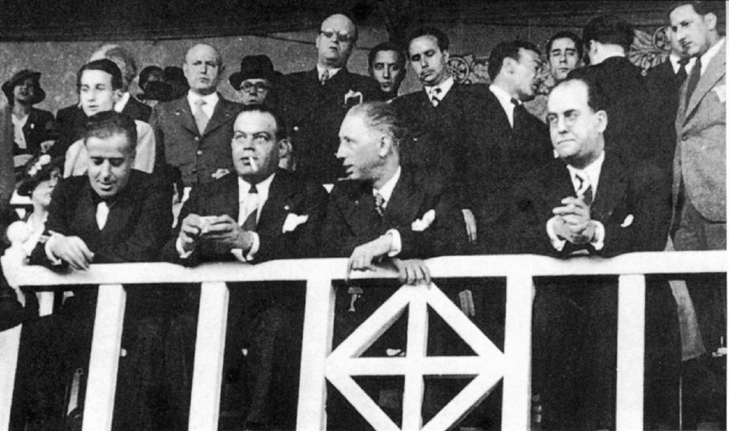 Se celebren les primeres eleccions generals de la República