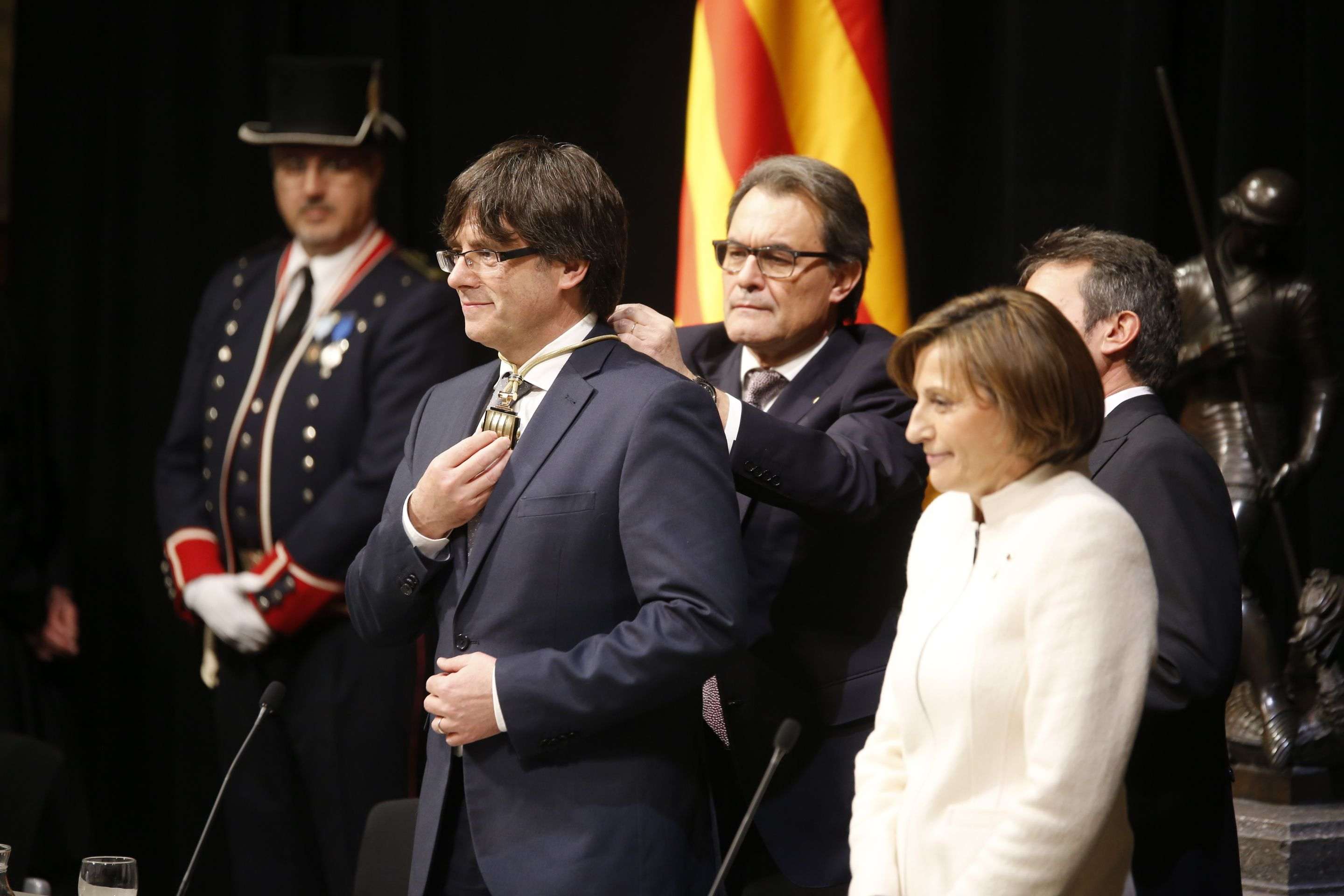 El acto de toma de posesión de Torra provoca un nuevo pulso con el gobierno español