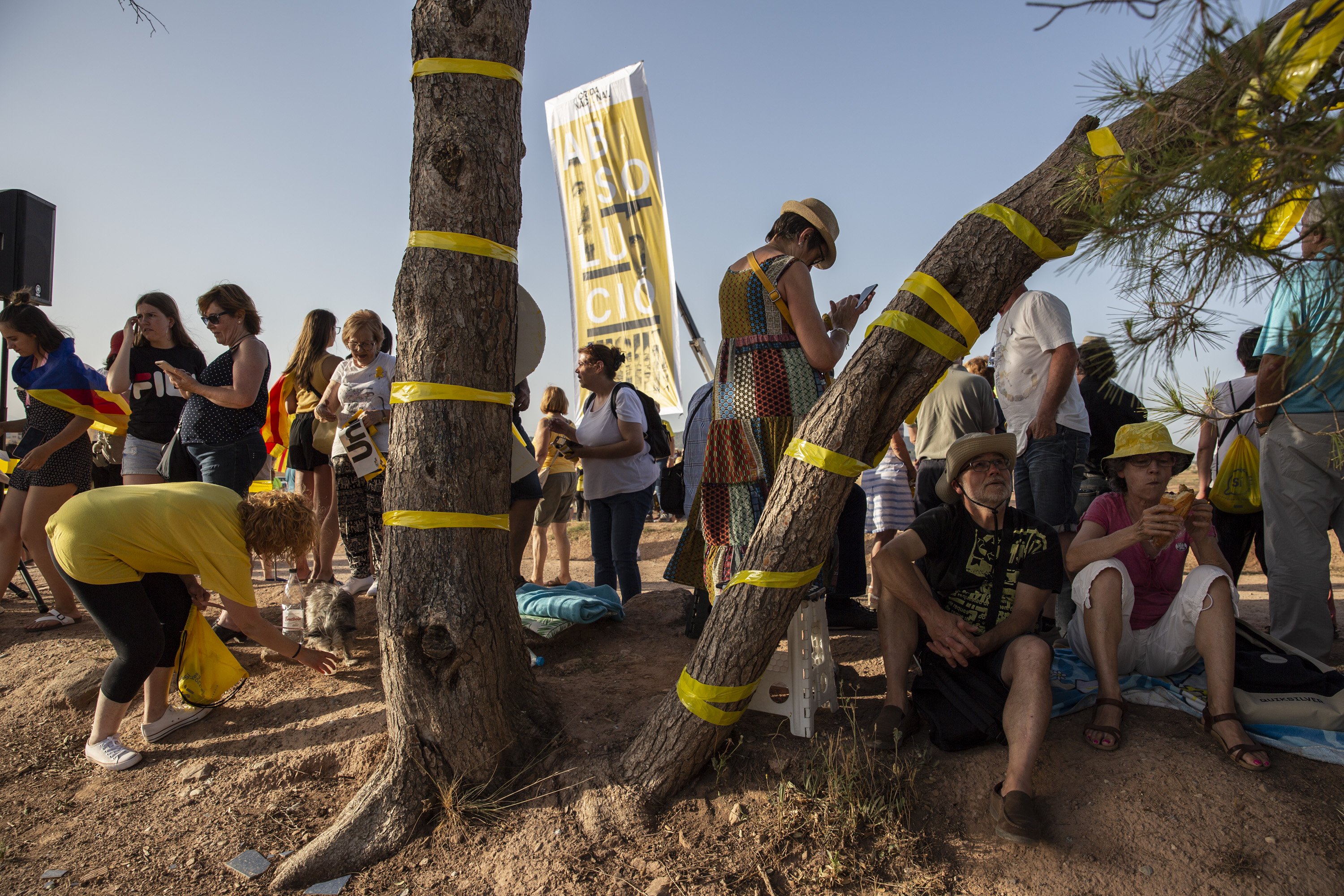 Arrenquen els llaços grocs de Lledoners i canvien estelades per banderes espanyoles