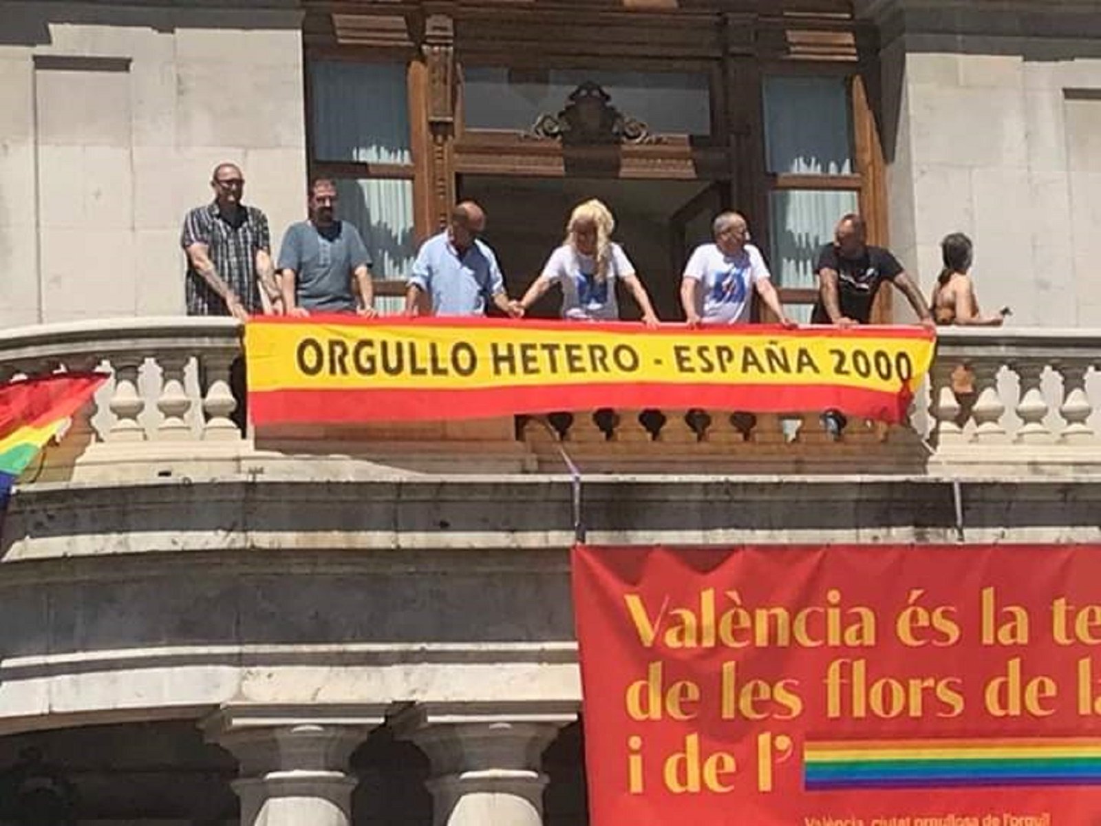 VÍDEO: Ultres pengen una pancarta homòfoba a l'ajuntament de València