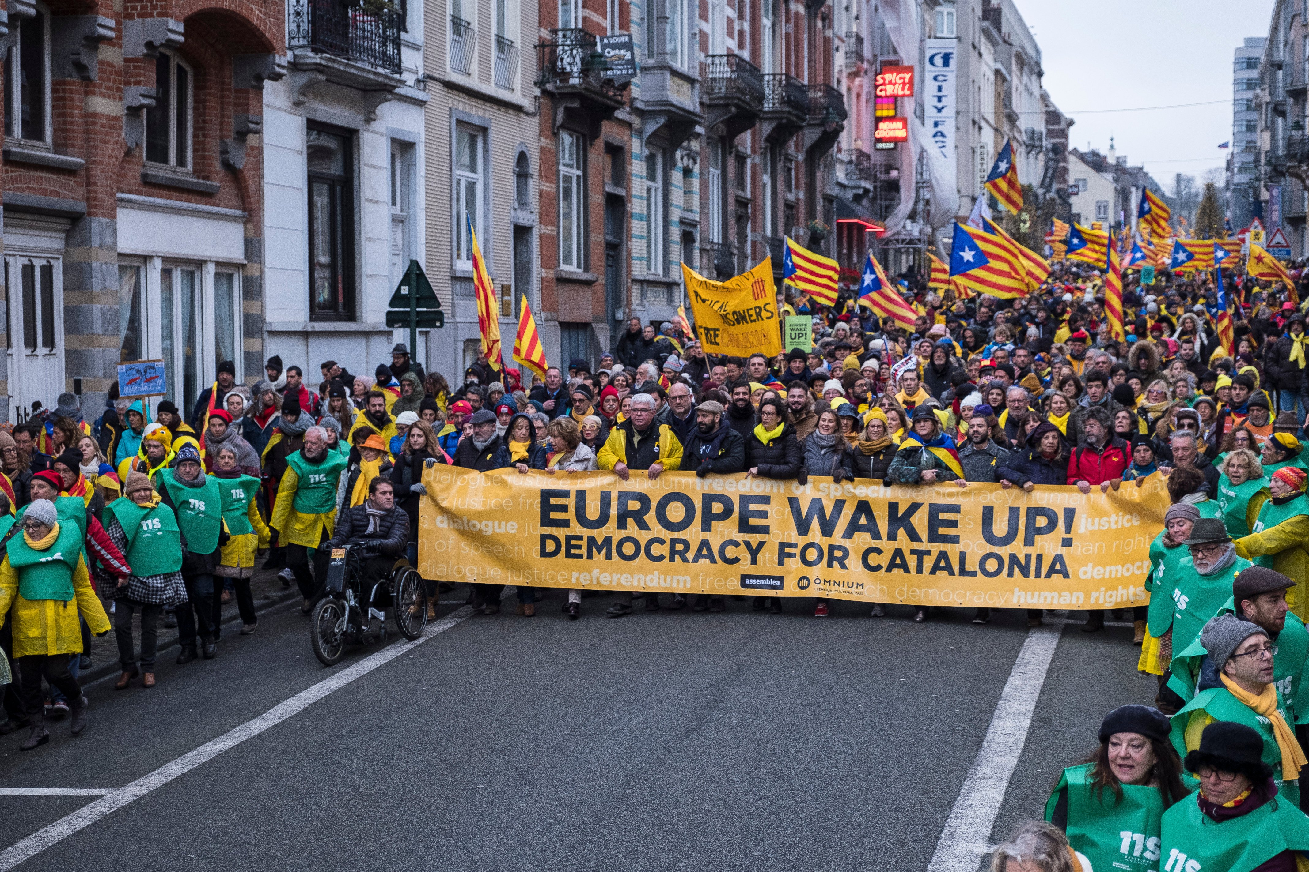 Uns 80 busos i dos vols xàrter porten la veu de l'independentisme a Estrasburg