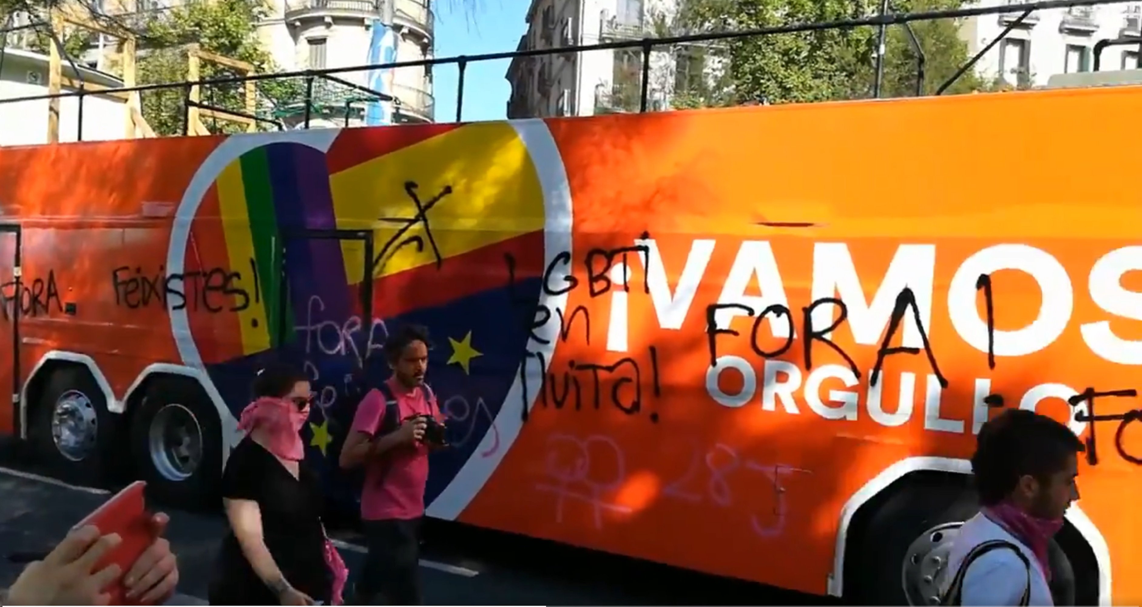Cs se salta el veto del Pride y manifestantes echan su autobús al grito de "fachas"