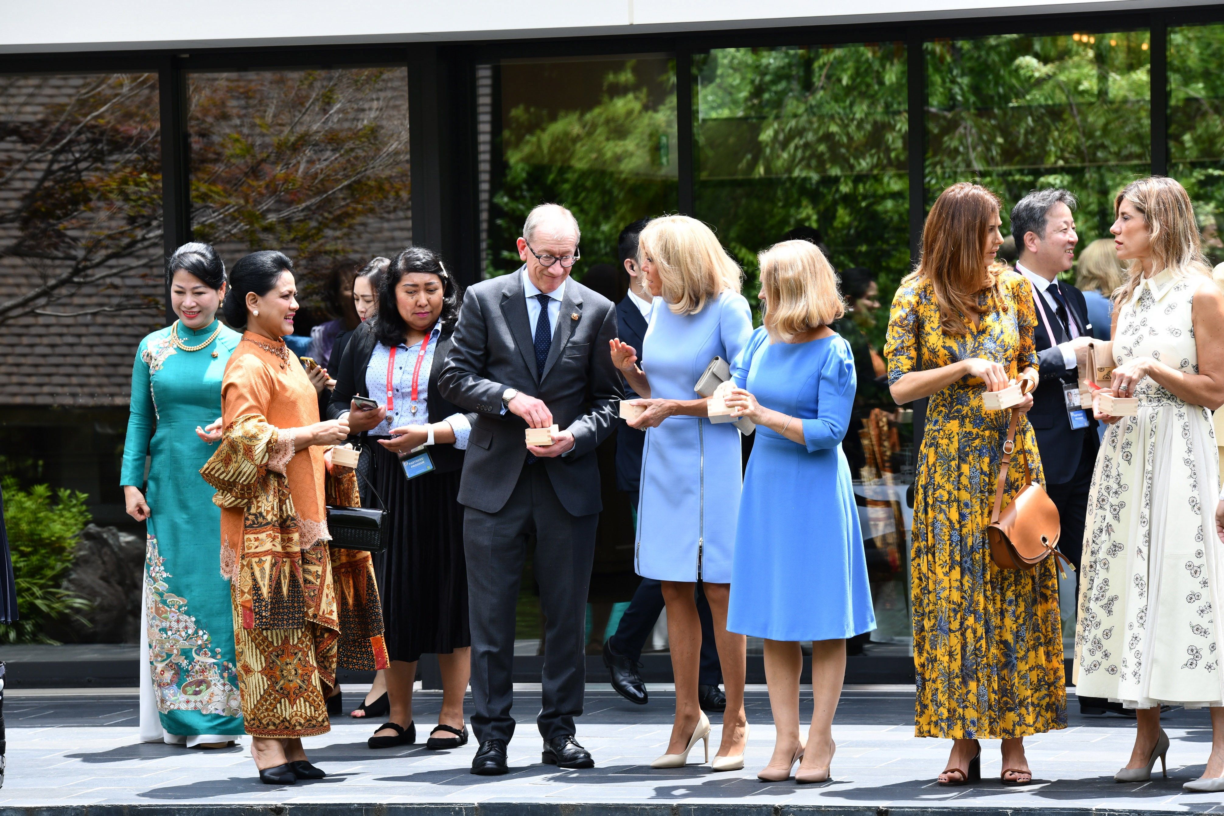 Polémica imagen de las parejas de los líderes del G20 dando comida a los peces