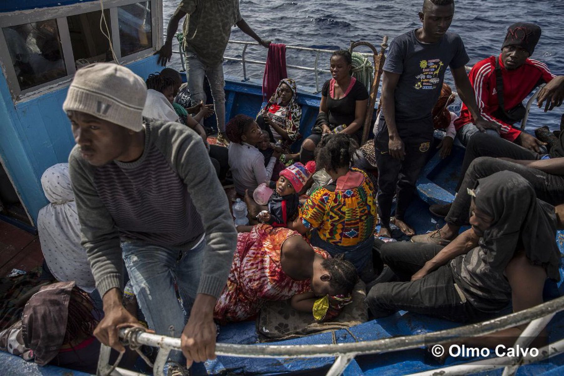 El Open Arms rescata una barca de madera con 40 personas