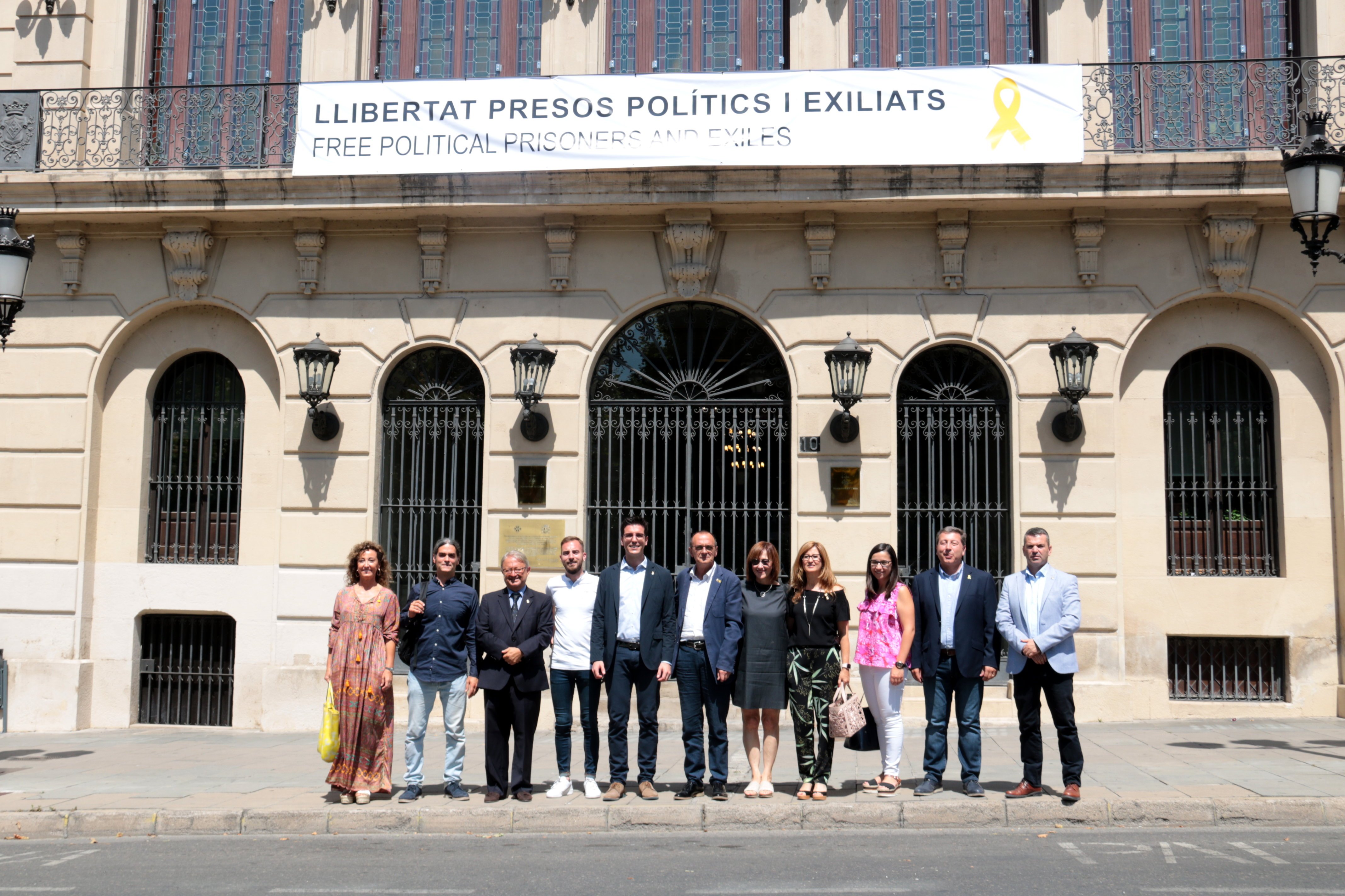 El Ayuntamiento de Lleida cuelga una pancarta de apoyo a los presos políticos y exiliados