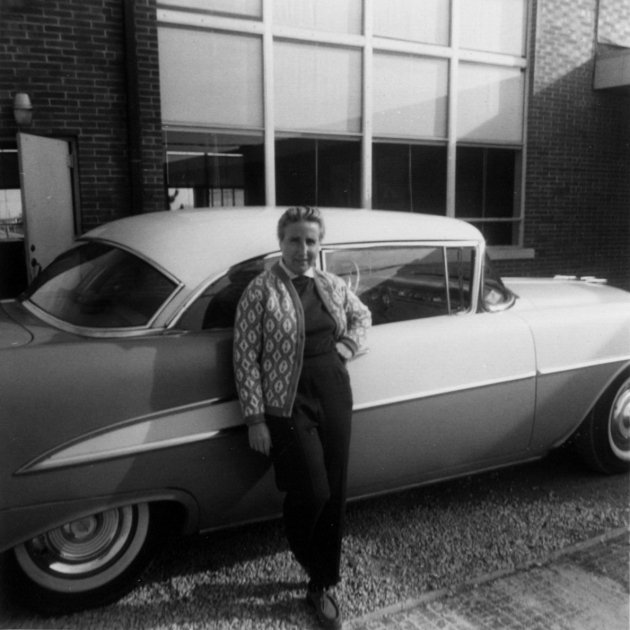 Sagi en finales de los cincuenta posando cono su coche. Arch. Juan Mnuel de Prada