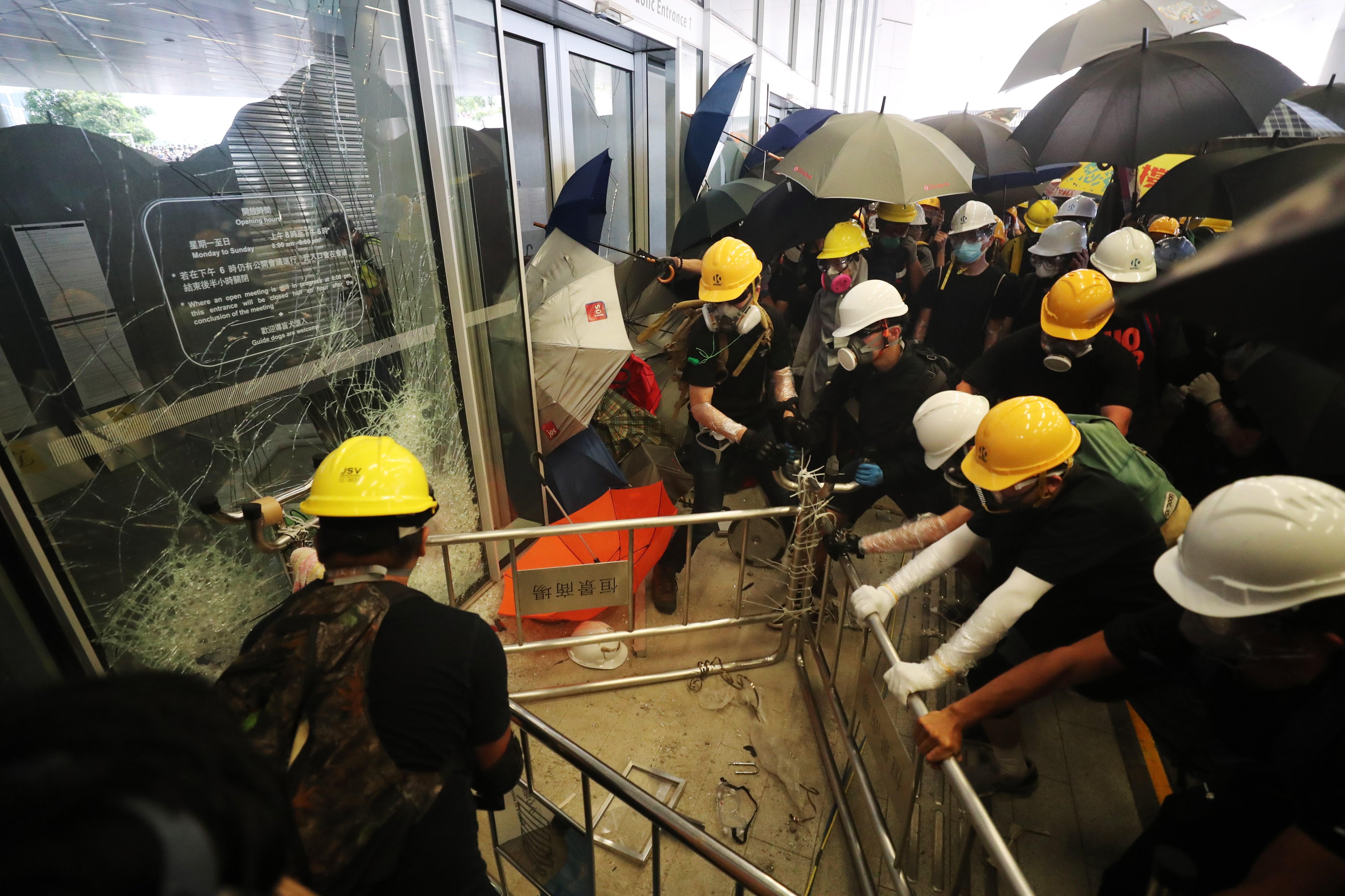 Manifestantes de Hong Kong asaltan el Parlamento contra la ley de extradición