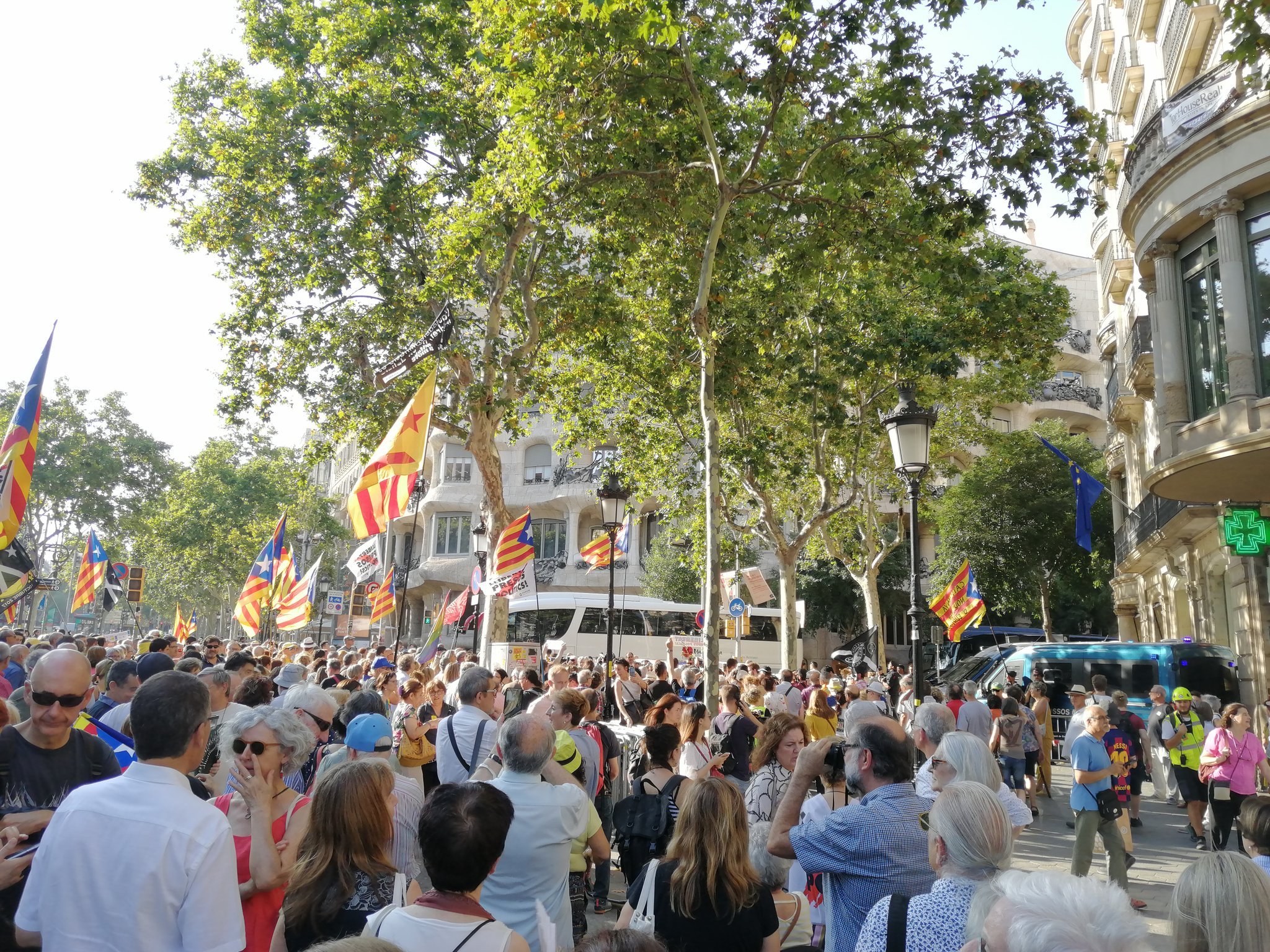 Gran concentración delante de la Comissión Europea en Barcelona por el veto a los eurodiputados