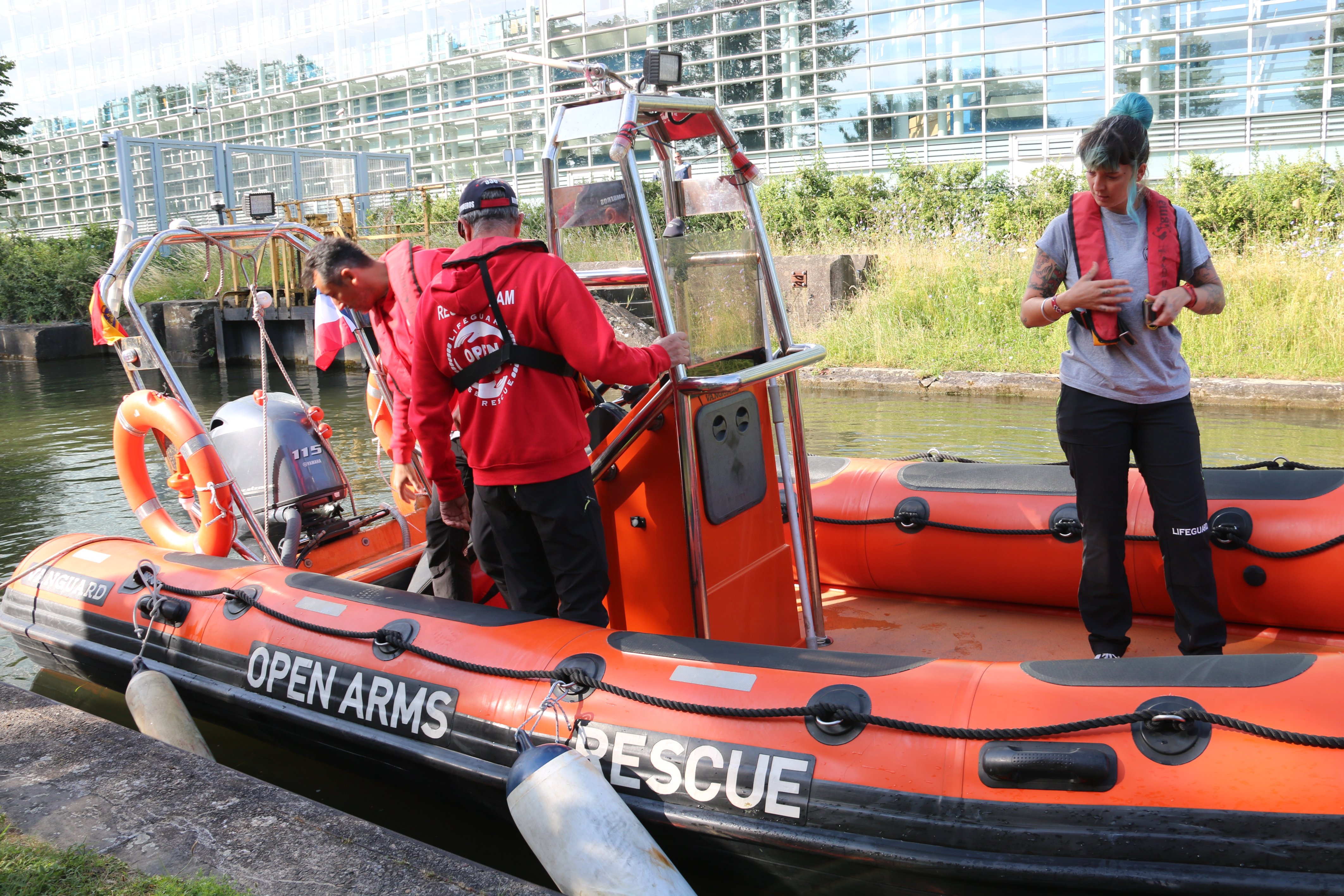 Open Arms llega en lancha a la Eurocámara contra la política de rescate en el Mediterráneo