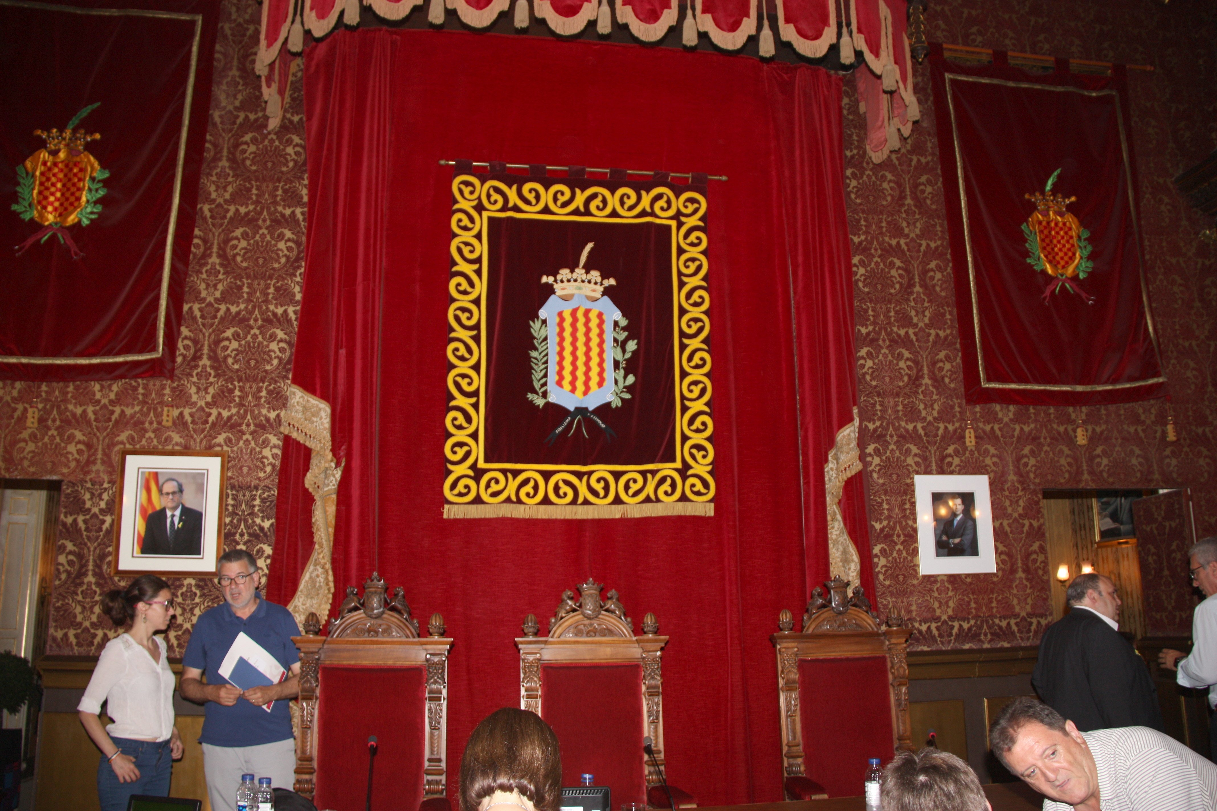 El retrato de Felipe VI deja de presidir el salón de plenos del Ayuntamiento de Tarragona