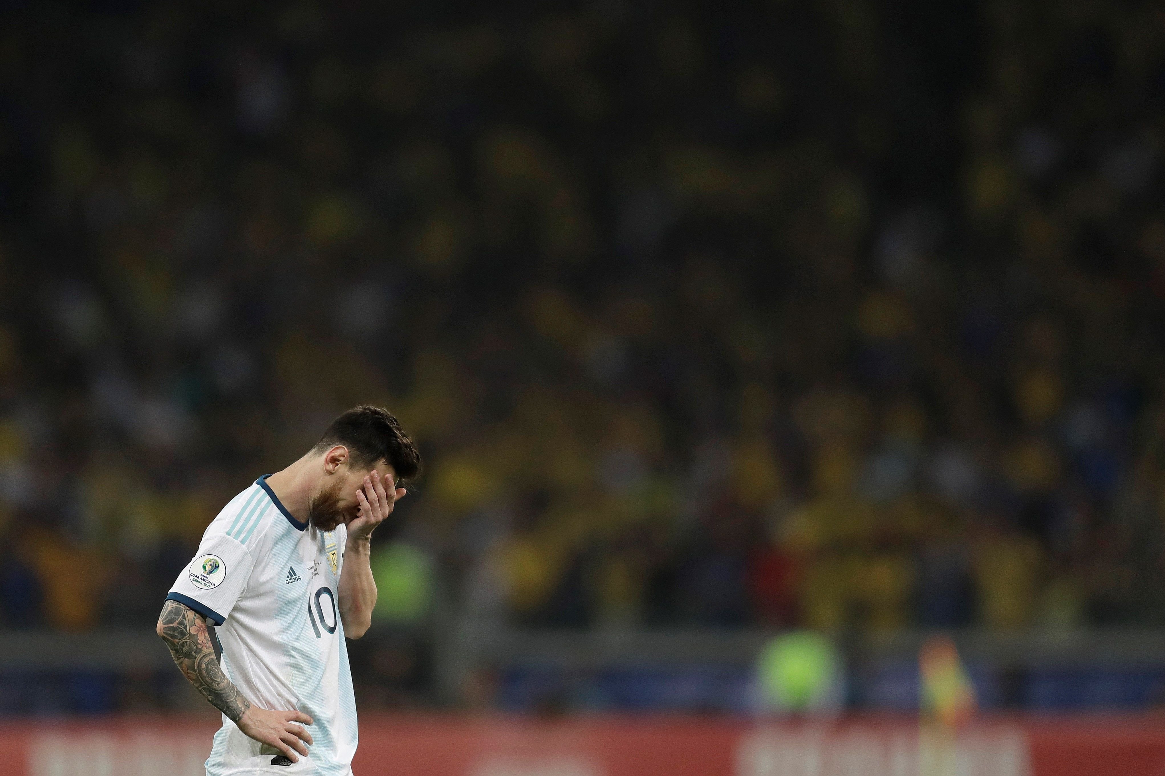 Messi esclata contra els àrbitres: "Els han afavorit a ells"