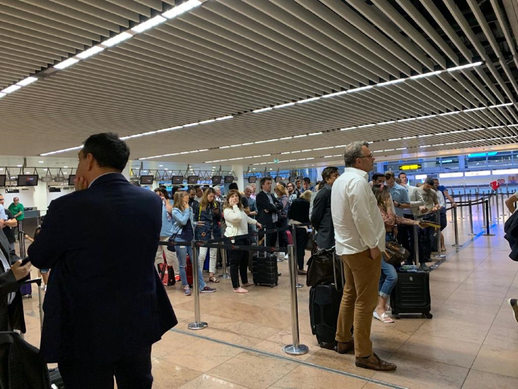 Tornen les llargues cues al control de passaports de l'aeroport del Prat