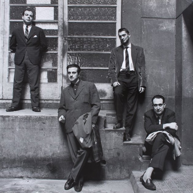 10.Oriol Maspons, Jaime Gil de Biedma, Carlos Barral, José Agustín Goytisolo y Josep Maria Castellet en el vestíbulo del editorial Seix Barra