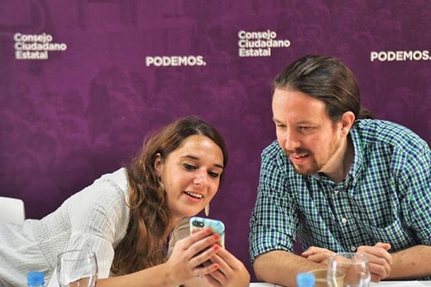 Pablo iglesias mira mobil @pabloiglesiasturrion