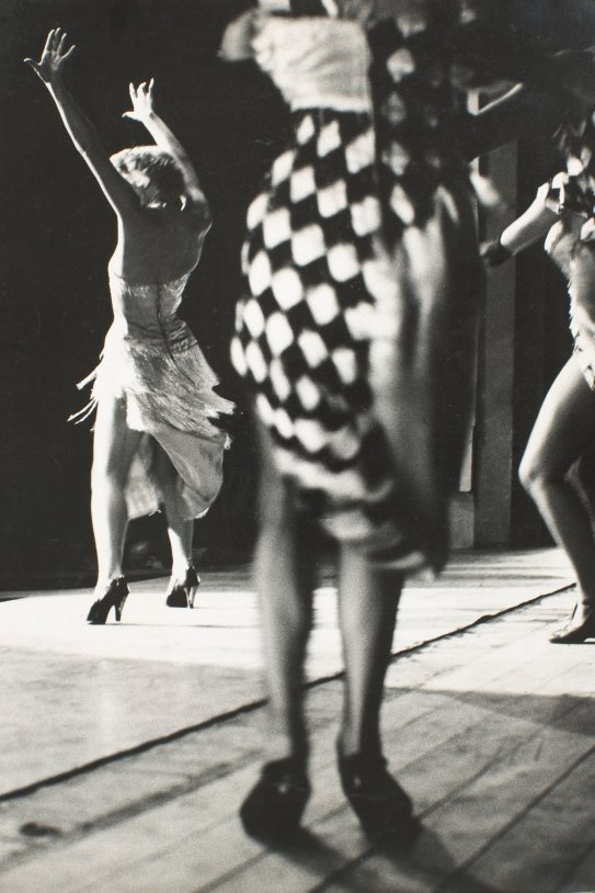 5. Oriol Maspons, Dones ballant (París) Cap a 1957, Dipòsit de l'artista al Museu Nacional d'Art de Catalunya, © Oriol Maspons, VEGAP, Barcelona, 2018 
