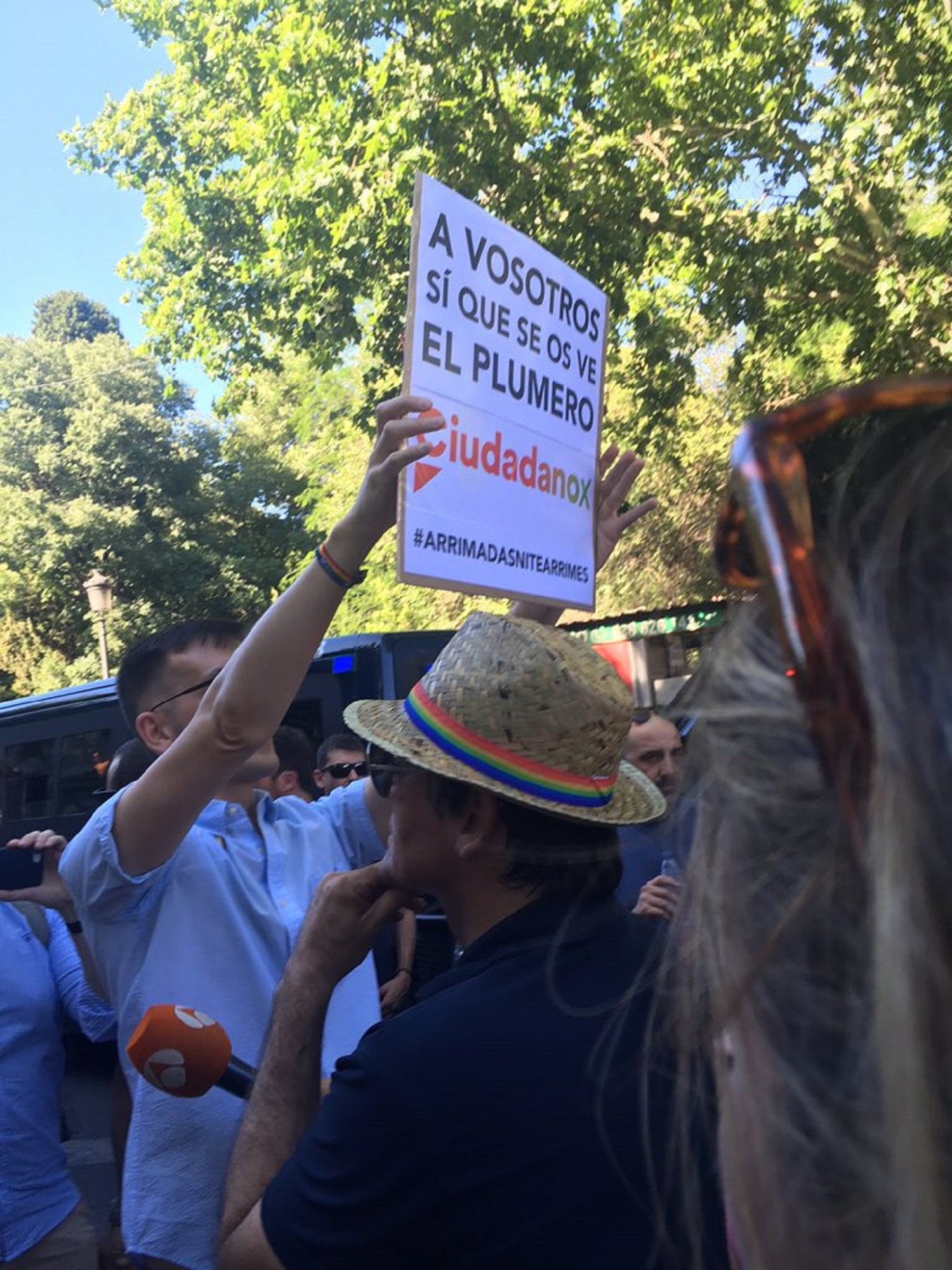 Arrimadas, increpada, abandona la manifestación del Orgullo de Madrid