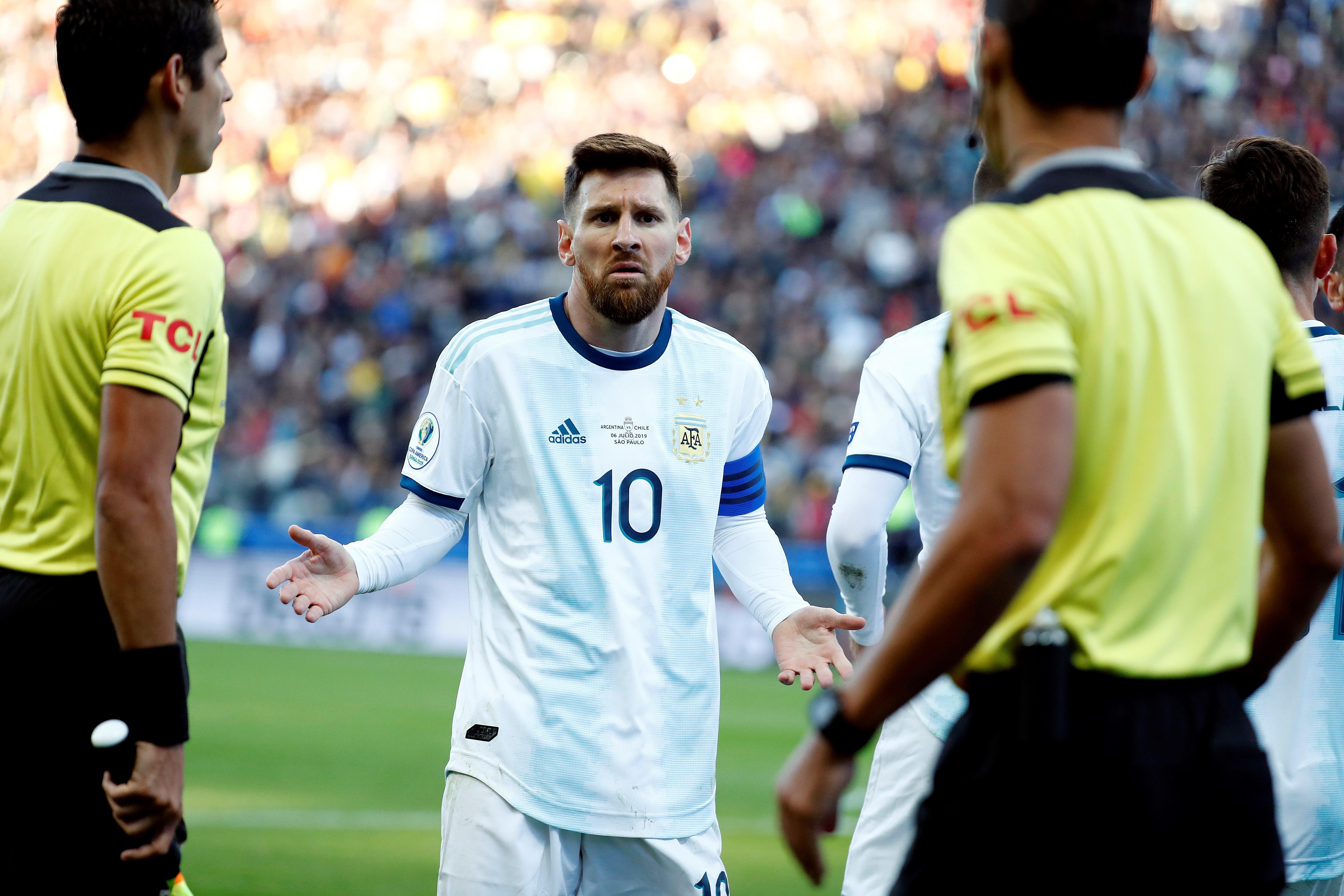 Messi, solo ante el peligro en Argentina