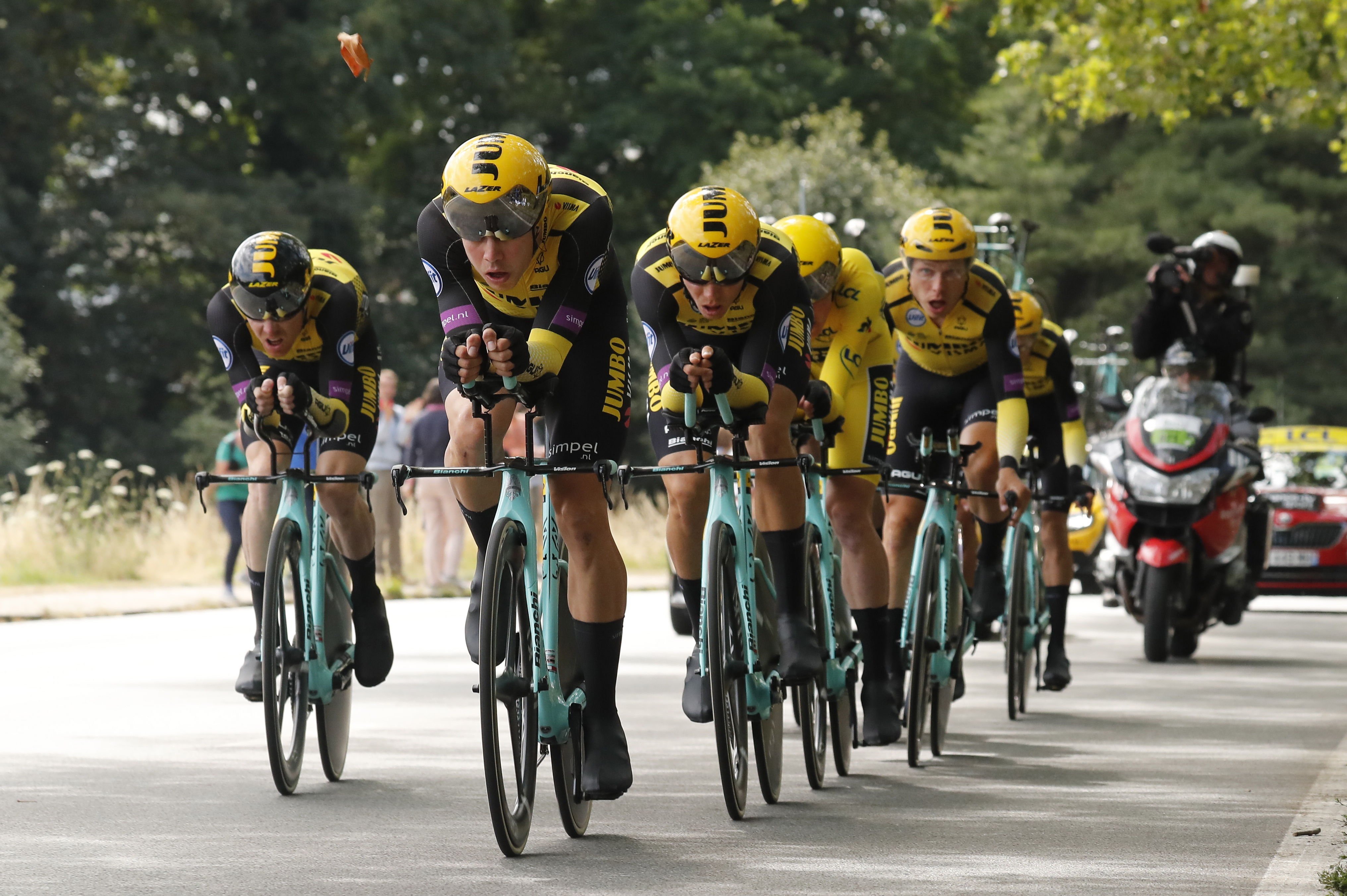 El equipo Jumbo gana la crono por equipos y Teunissen mantiene el amarillo