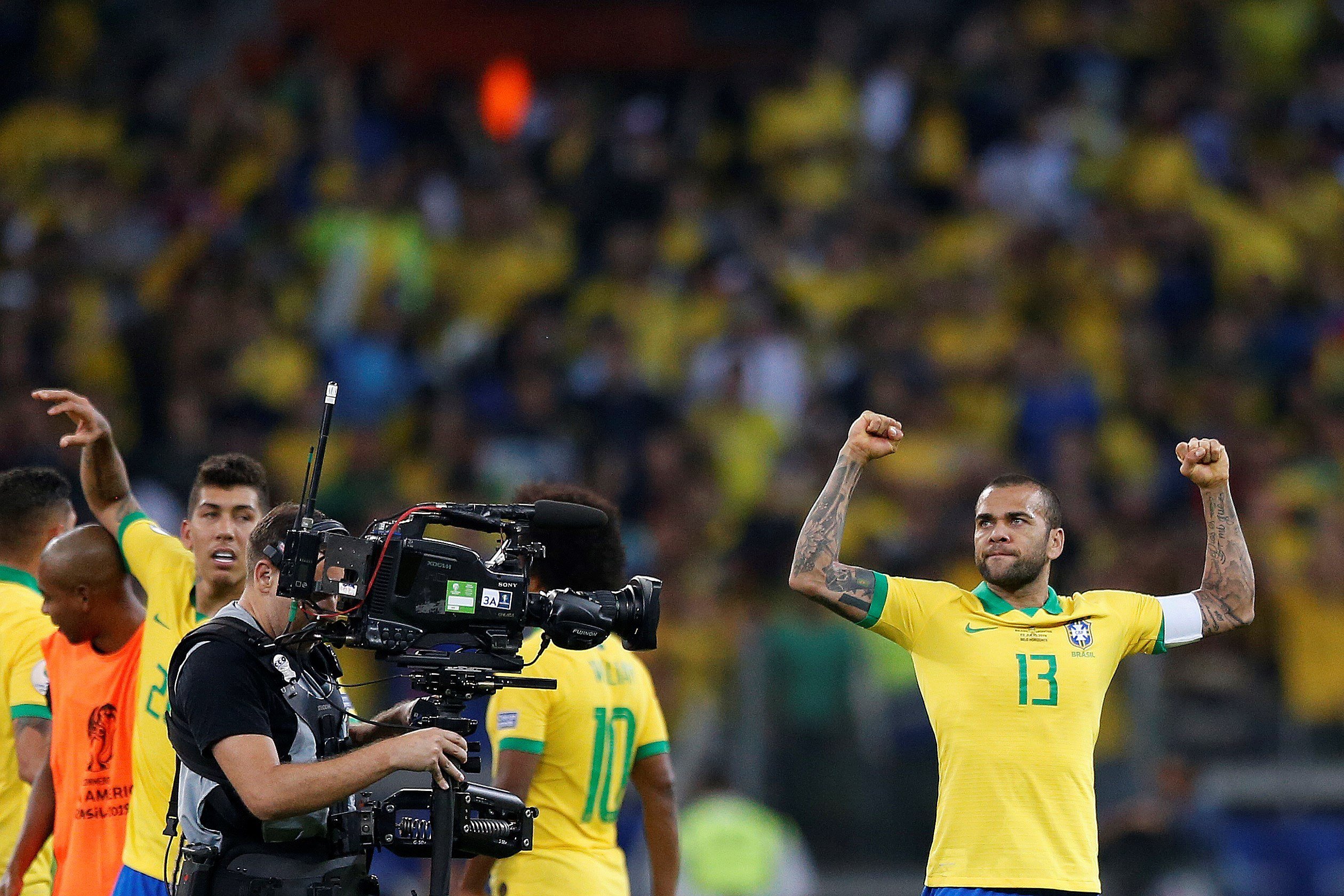 Duros ataques de los jugadores de Brasil contra Messi