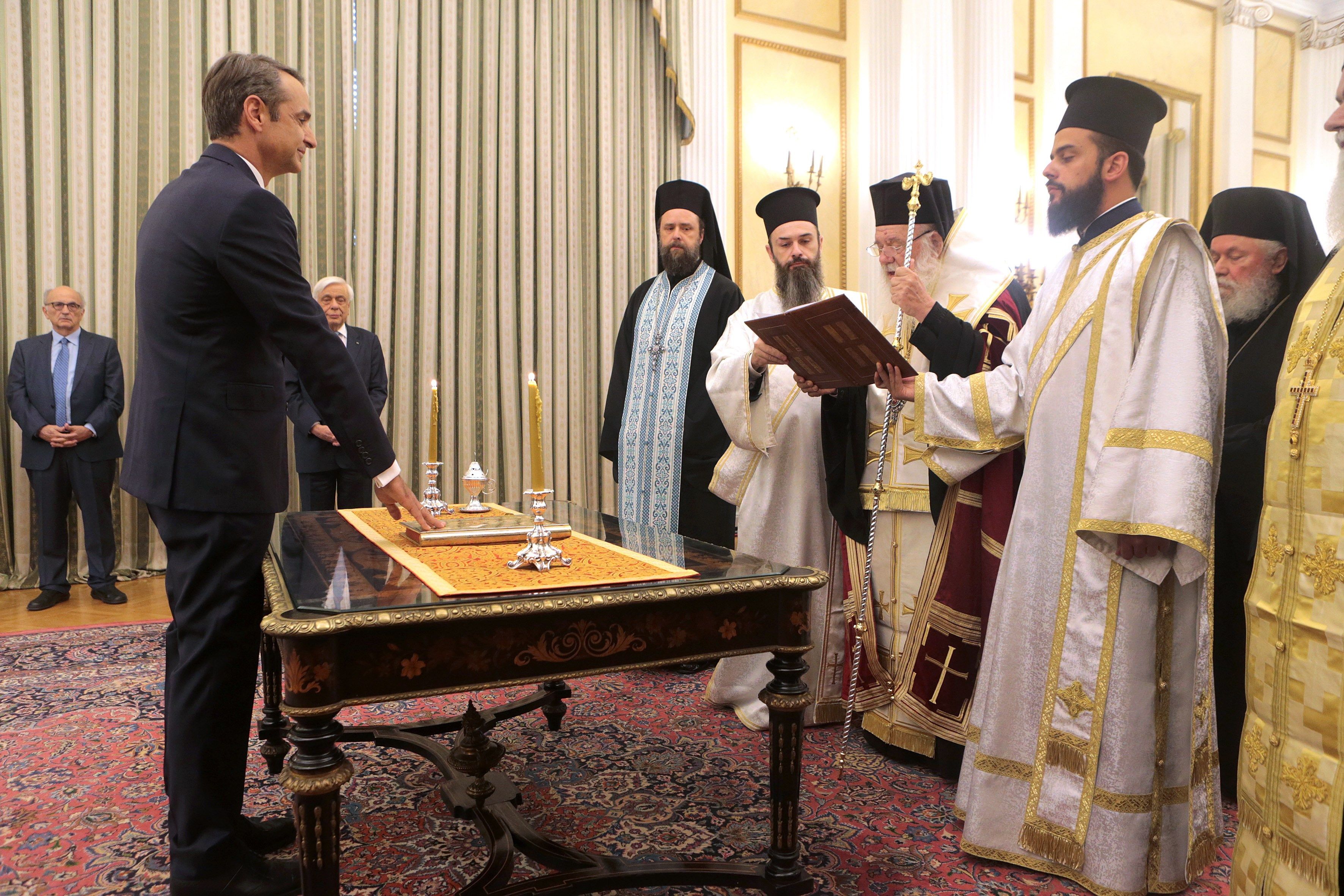 Mitsotakis jura com a primer ministre grec per la via religiosa