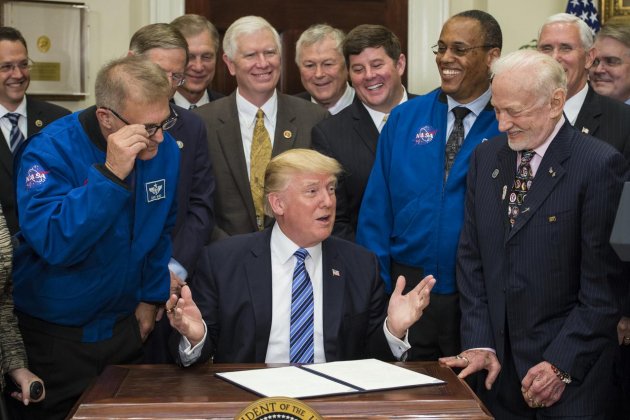 Trump firma la constitució del National Space Council   Aubrey Gemignani