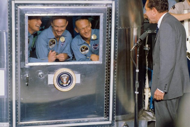 Nixon saluda a los astronautas vehícle de cuarentena - NASA