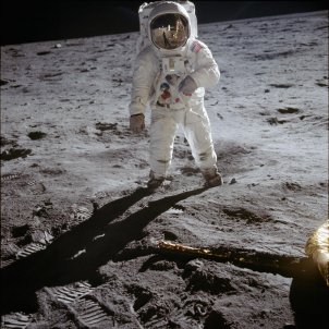 Neil Armstrong fotografiat per E.Aldrin caminant per primera vegada sobre la Lluna NASA Neil Armstrong fotografiat per E.Aldrin caminant per primera vegada sobre la Lluna NASA