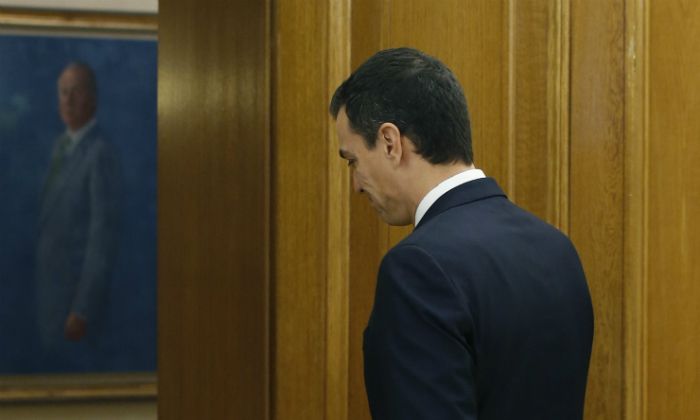 Sánchez huye del caramelo envenenado de Iglesias