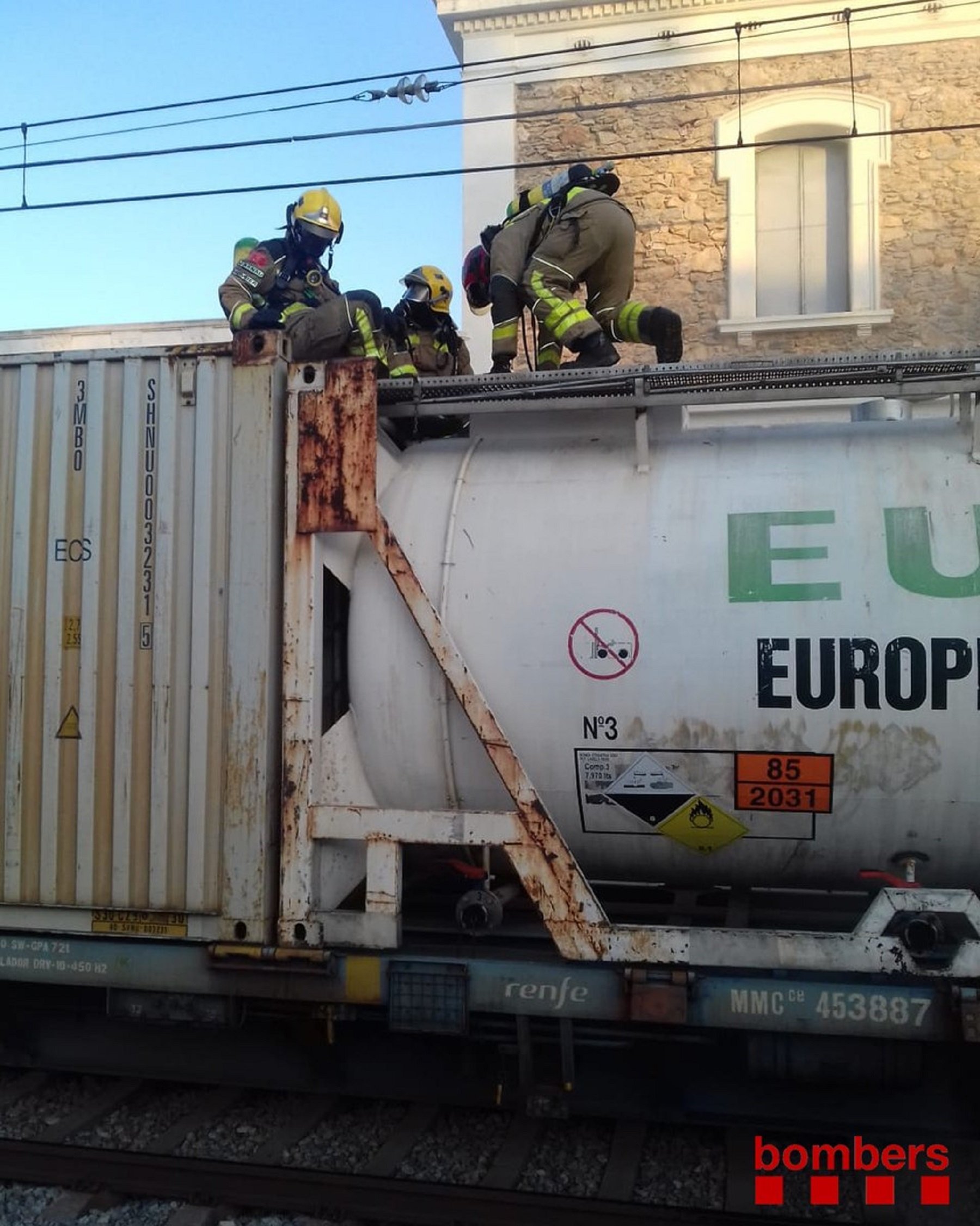 Cortada la vía entre Girona y Maçanet por un escape de ácido nítrico en un tren de mercancías