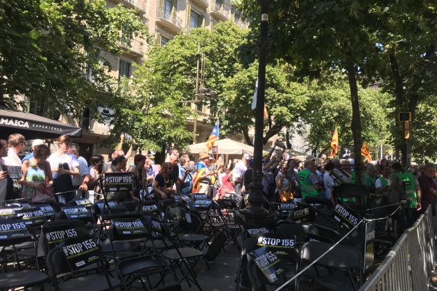 Concentración Diputación de Barcelona ANC sillas Carlota Camps