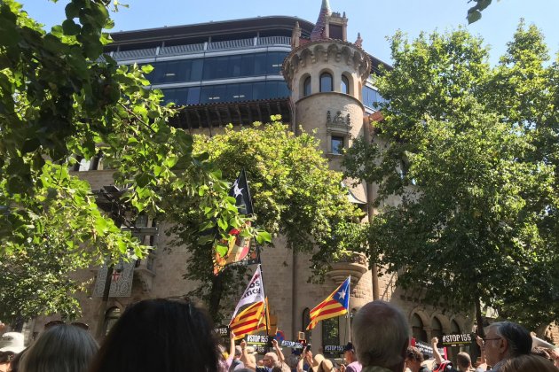 Concentración Diputación de Barcelona ANC esteladas Carlota Camps