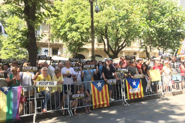 Concentración Diputación de Barcelona esteladas 2 ANC Carlota Camps