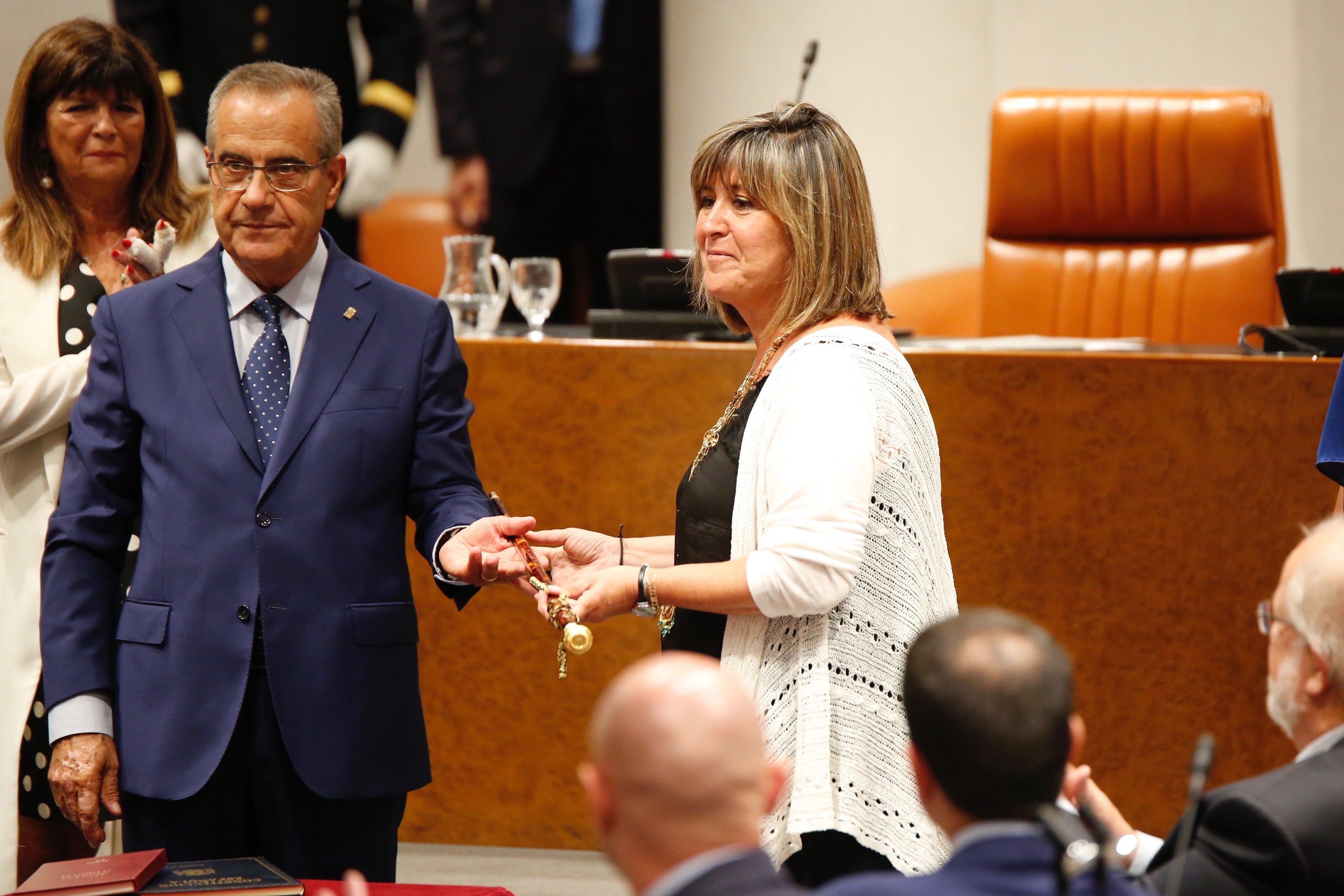 Un mal rollo cósmico desborda el pleno más disputado de la Diputación de Barcelona