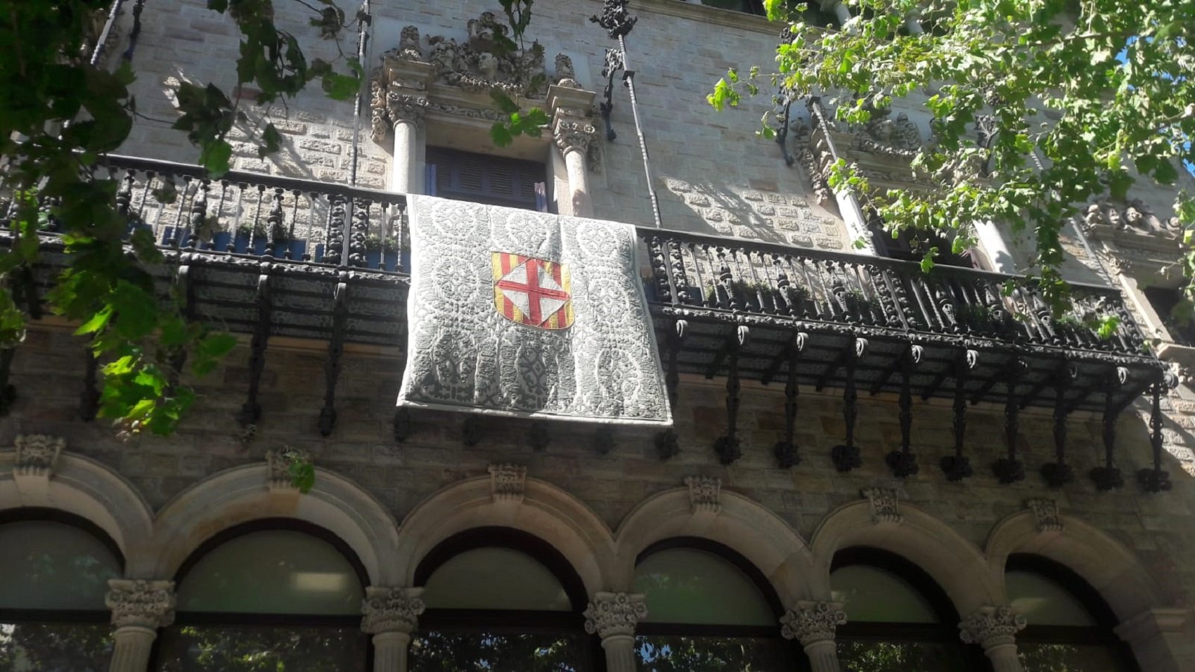 La Diputació de Barcelona aprova una moció per tornar a penjar el llaç groc