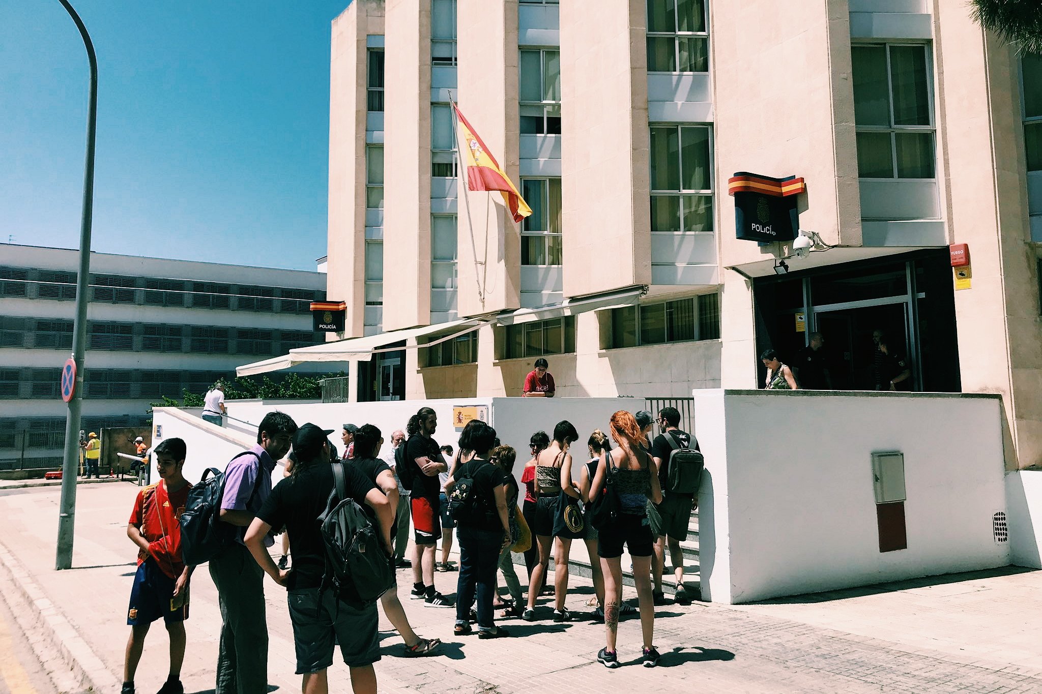 Cinc detinguts a Tarragona acusats d’un delicte d’odi per repartir fullets contra Vox